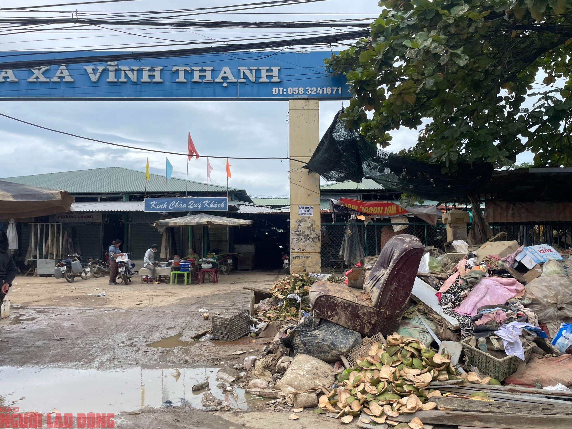 Rác thải bủa vây, ô nhiễm nghiêm trọng, nguy cơ dịch bệnh - Ảnh 8.