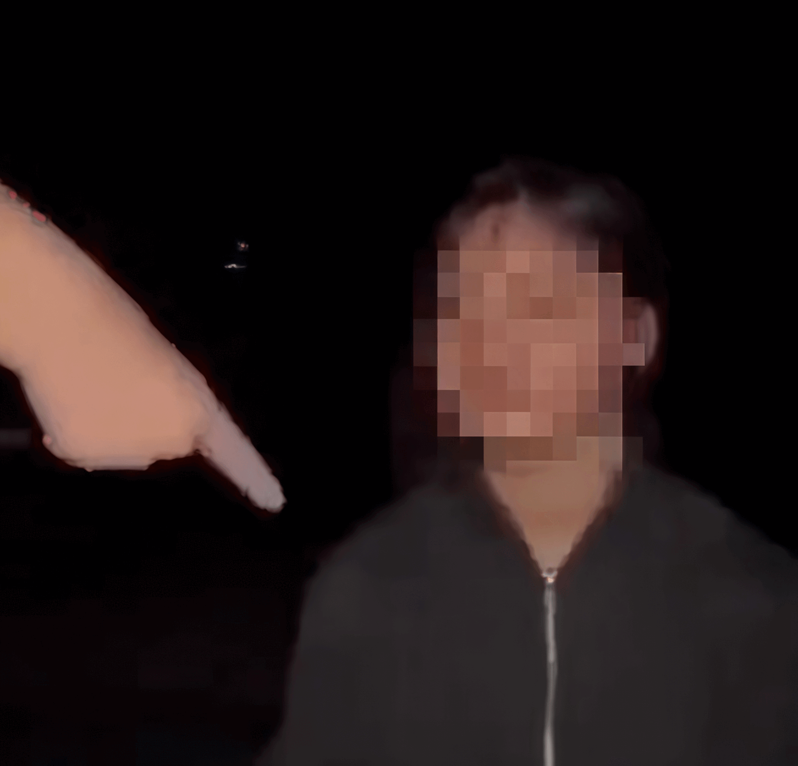 VIDEO: Nhóm người vây đánh, ép thiếu nữ quỳ giữa đường gây phẫn nộ ở Quảng Trị - Ảnh 1.