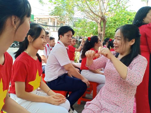 Cải thiện thu nhập cho giáo viên - Ảnh 1.