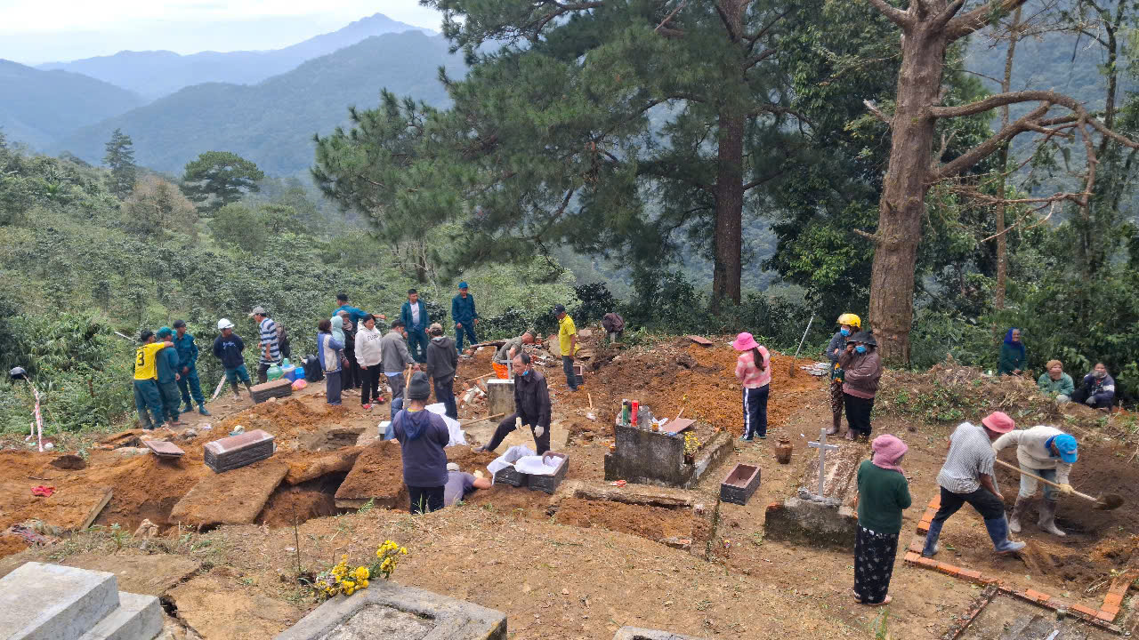 Lâm Đồng: Di dời 40 ngôi mộ vì ngọn đồi sụt lún - Ảnh 1.