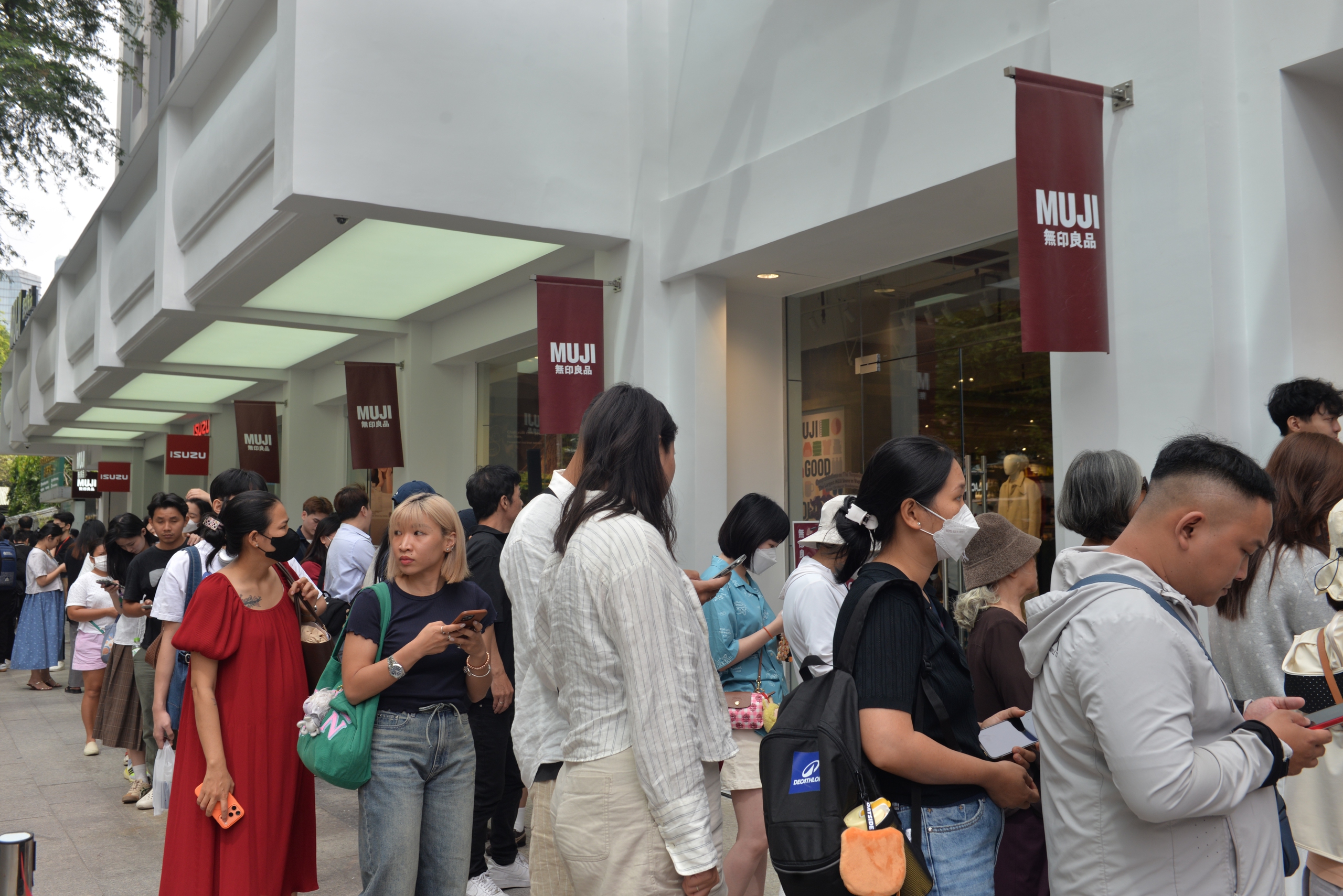 Tranh thủ giờ ăn trưa, dân công sở đổ xô tới trung tâm thương mại dịp Black Friday - Ảnh 2.