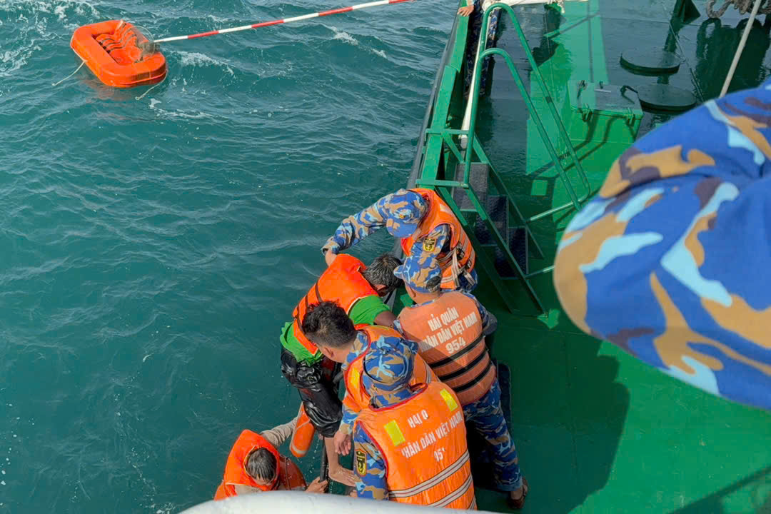 Vùng 5 Hải quân cứu 2 người trôi dạt trên biển - Ảnh 1.