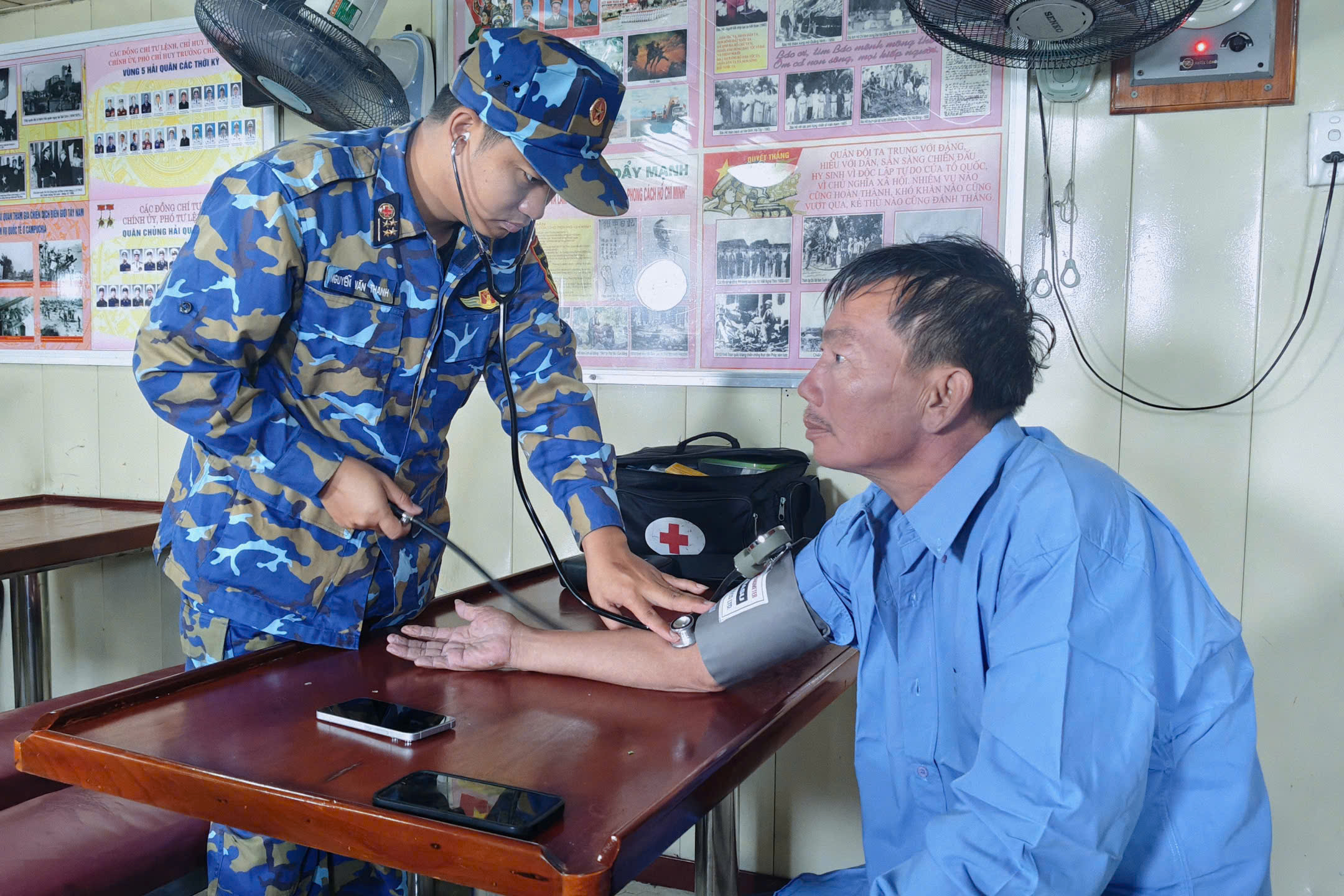 Vùng 5 Hải quân cứu 2 người trôi dạt trên biển - Ảnh 3.