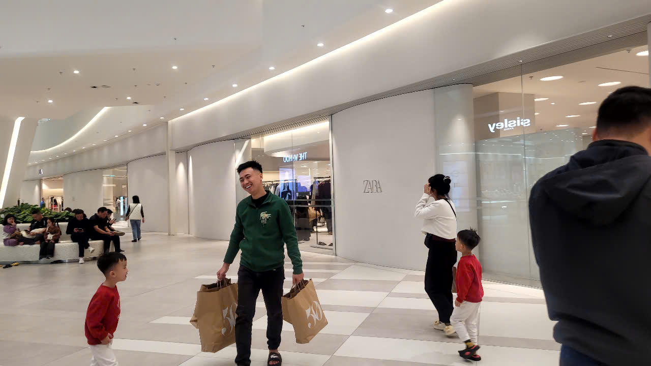 Black Friday 2025: Mua sắm rộn ràng nhưng vẫn có Nơi ế ẩm dù giảm giá lớn - Ảnh 1. Black Friday 2025: Mua sắm rộn ràng nhưng vẫn có Nơi ế ẩm dù giảm giá lớn - Ảnh 1.