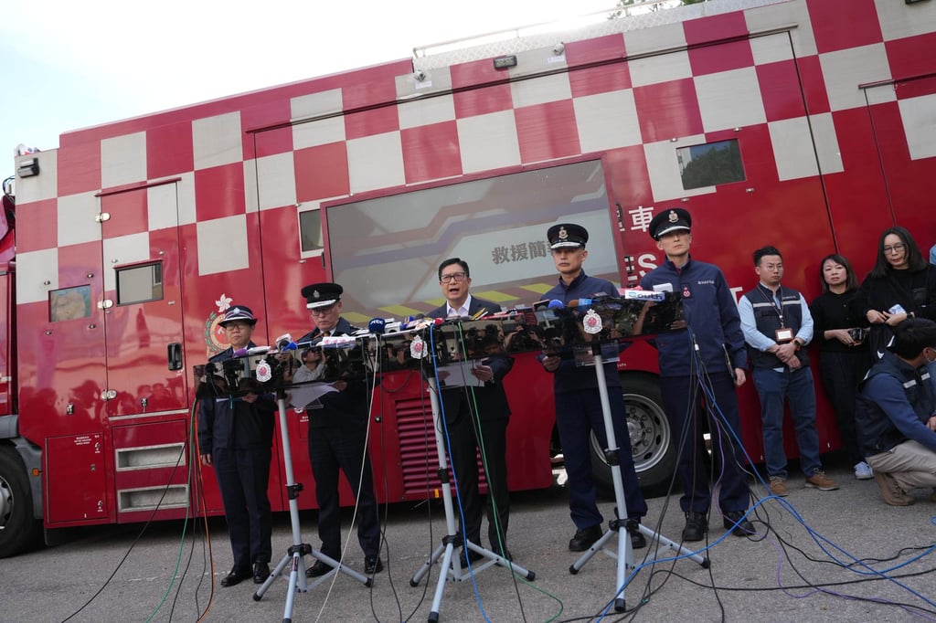 Số người chết trong vụ cháy chung cư Hồng Kông tăng cao - Ảnh 1.