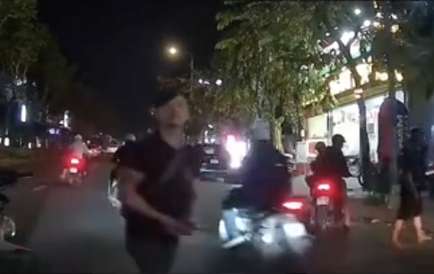 Làm rõ Vụ thanh niên đập phá ô tô sau va chạm giao thông tại TPHCM - Ảnh 1.