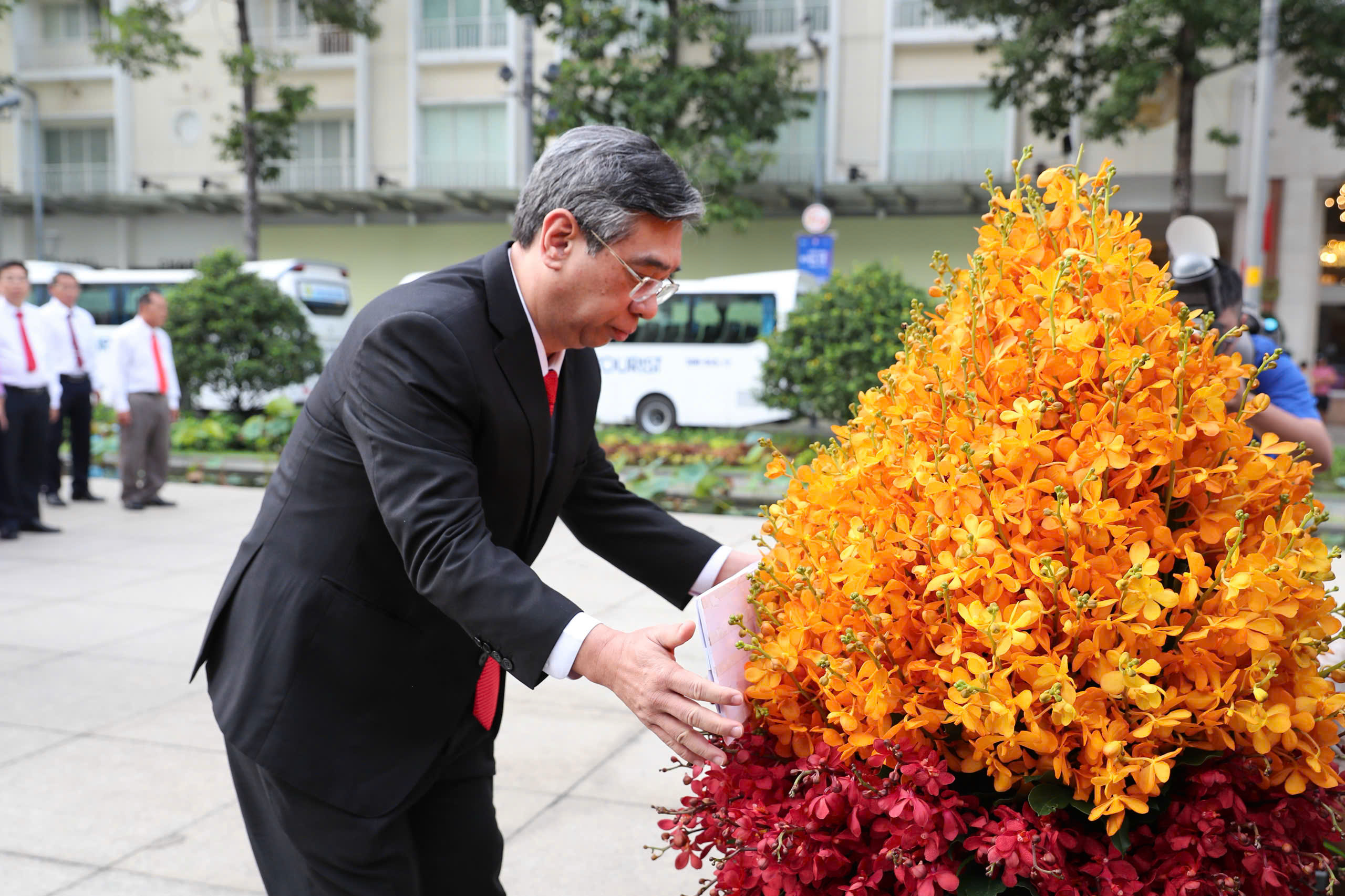 Đoàn đại biểu dự Đại hội đại biểu MTTQ Việt Nam TPHCM dâng hoa Tượng đài Chủ tịch Hồ Chí Minh - Ảnh 1.