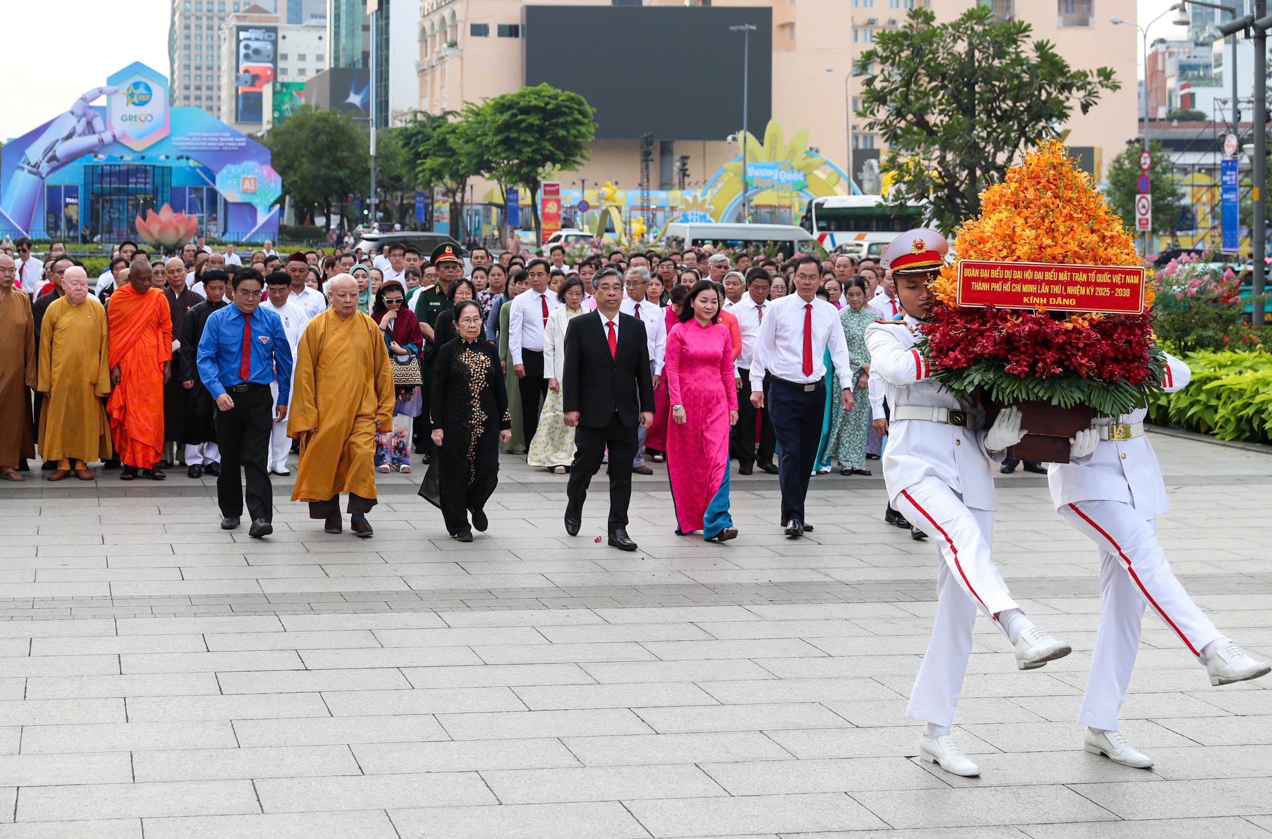 Đoàn đại biểu dự Đại hội đại biểu MTTQ Việt Nam TPHCM dâng hoa Tượng đài Chủ tịch Hồ Chí Minh - Ảnh 2.