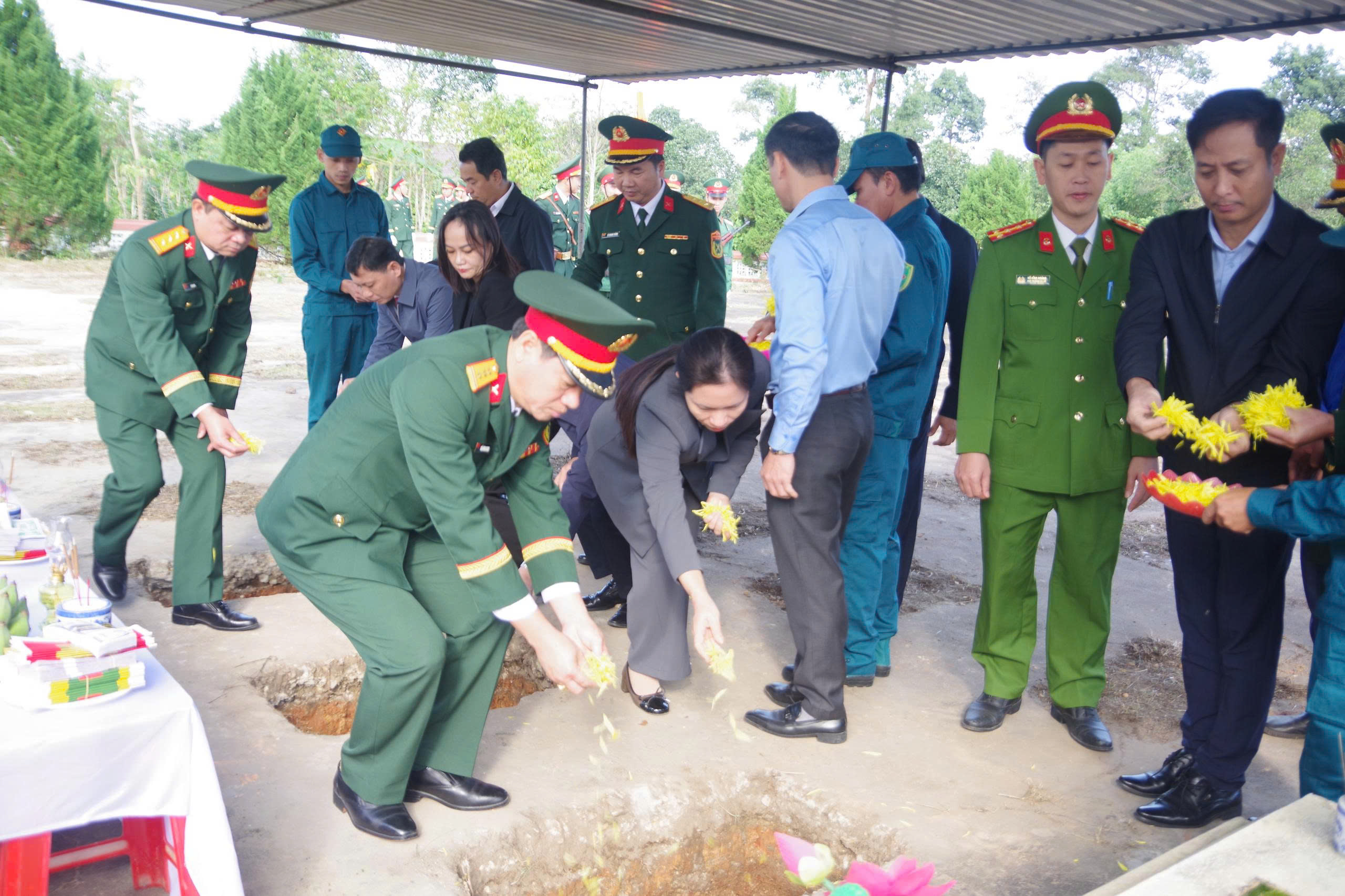 Những di vật xúc động bên cạnh 3 liệt sĩ ở Eo Bù - Chút Mút - Ảnh 2.