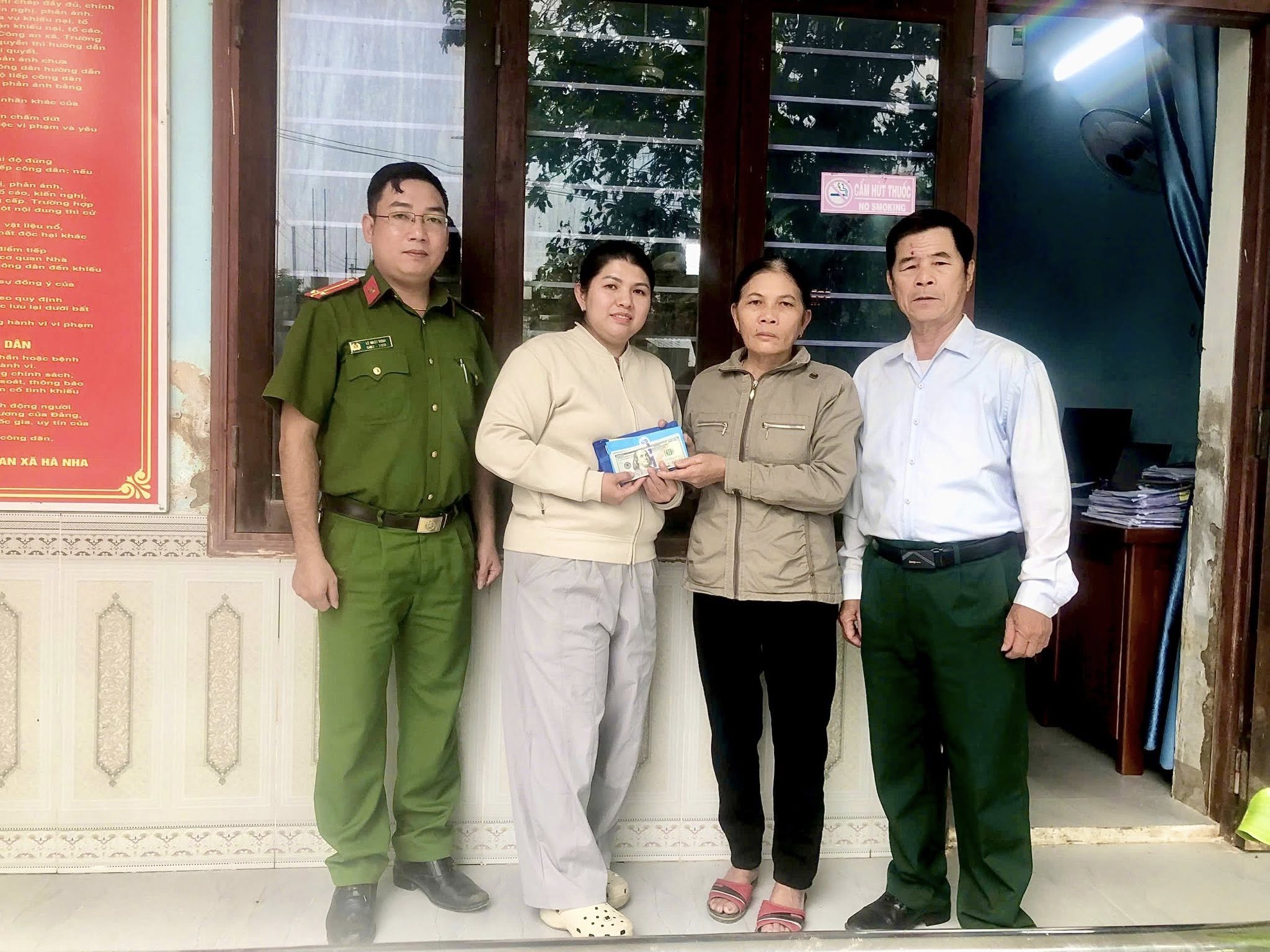 Phát hiện gần 2.000 USD trong túi đồ gửi tặng đồng bào vùng lũ - Ảnh 1.