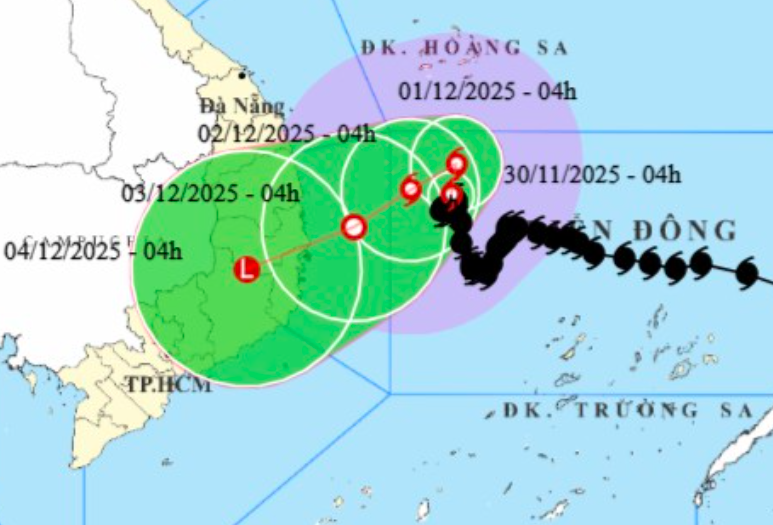 Bão số 15 giật cấp 11 di chuyển bất thường trên biển Đông - Ảnh 1.