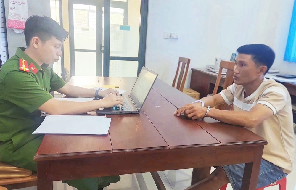 Giả vờ hỏi mua gà rán rồi cướp giật dây chuyền của cụ bà 70 tuổi - Ảnh 2.