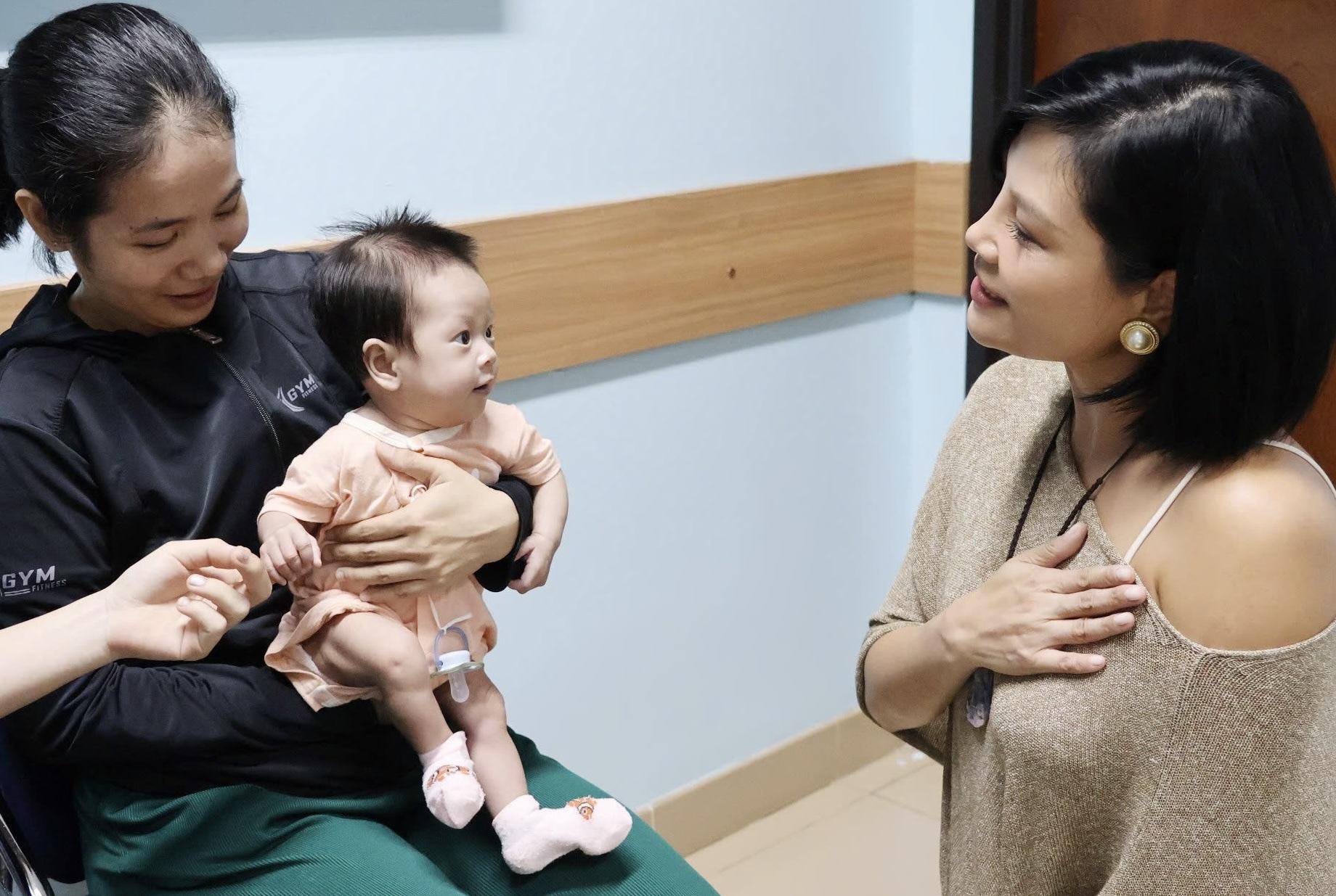 Doanh nhân Vũ Cẩm Nhung xúc động khi ghé thăm các bé mổ tim, cam kết đồng hành lâu dài - Ảnh 1.