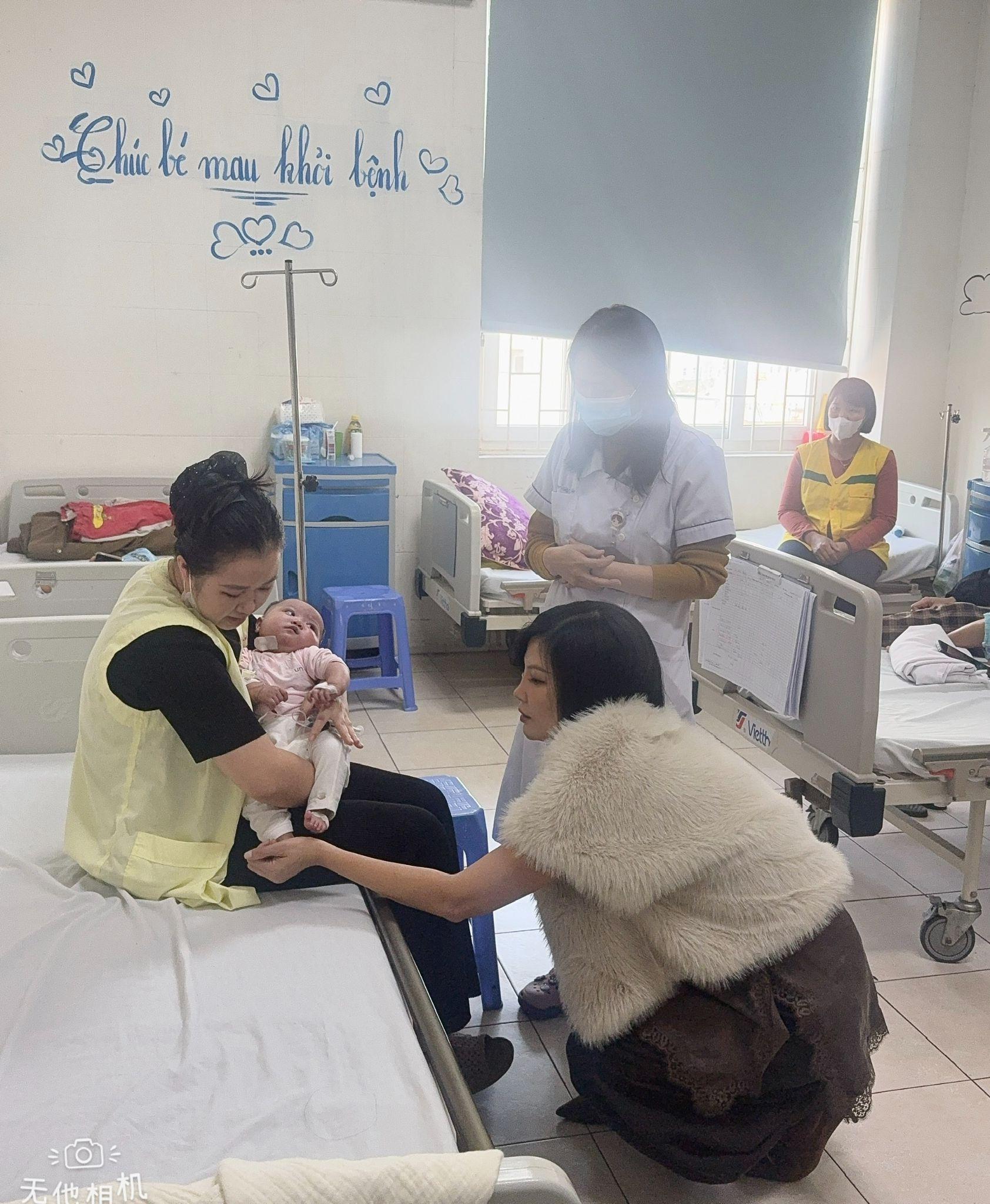 Doanh nhân Vũ Cẩm Nhung xúc động khi ghé thăm các bé mổ tim, cam kết đồng hành lâu dài - Ảnh 2.