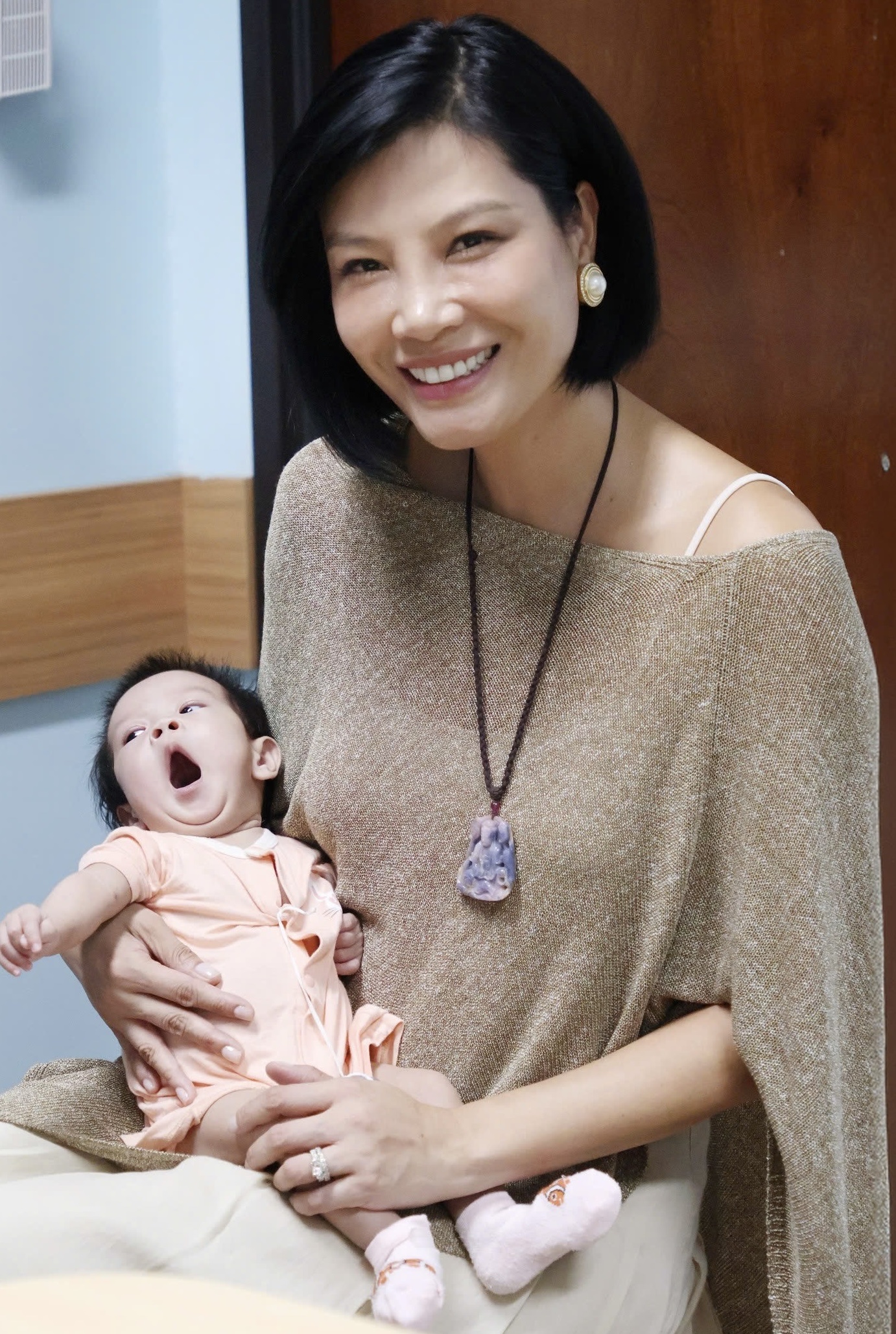 Doanh nhân Vũ Cẩm Nhung xúc động khi ghé thăm các bé mổ tim, cam kết đồng hành lâu dài - Ảnh 3.