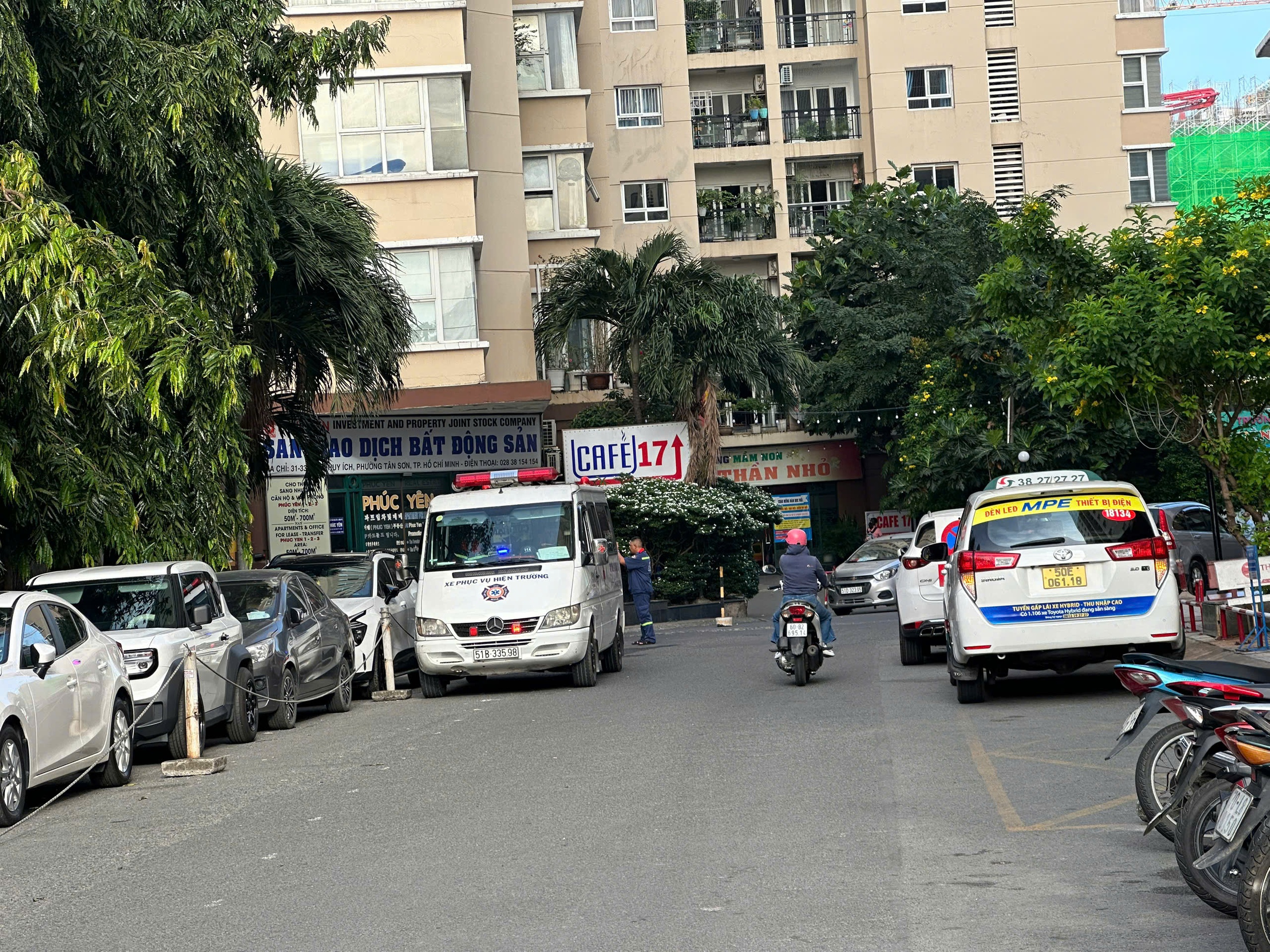 Người phụ nữ rơi sân thượng chung cư Phúc Yên , nguyên nhân nhảy chung cư đang được điều tra - Ảnh 3.