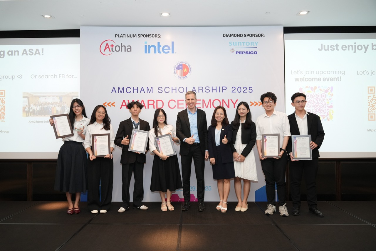 AmCham trao 60 suất học bổng cho sinh viên xuất sắc tại TP HCM - Ảnh 1.