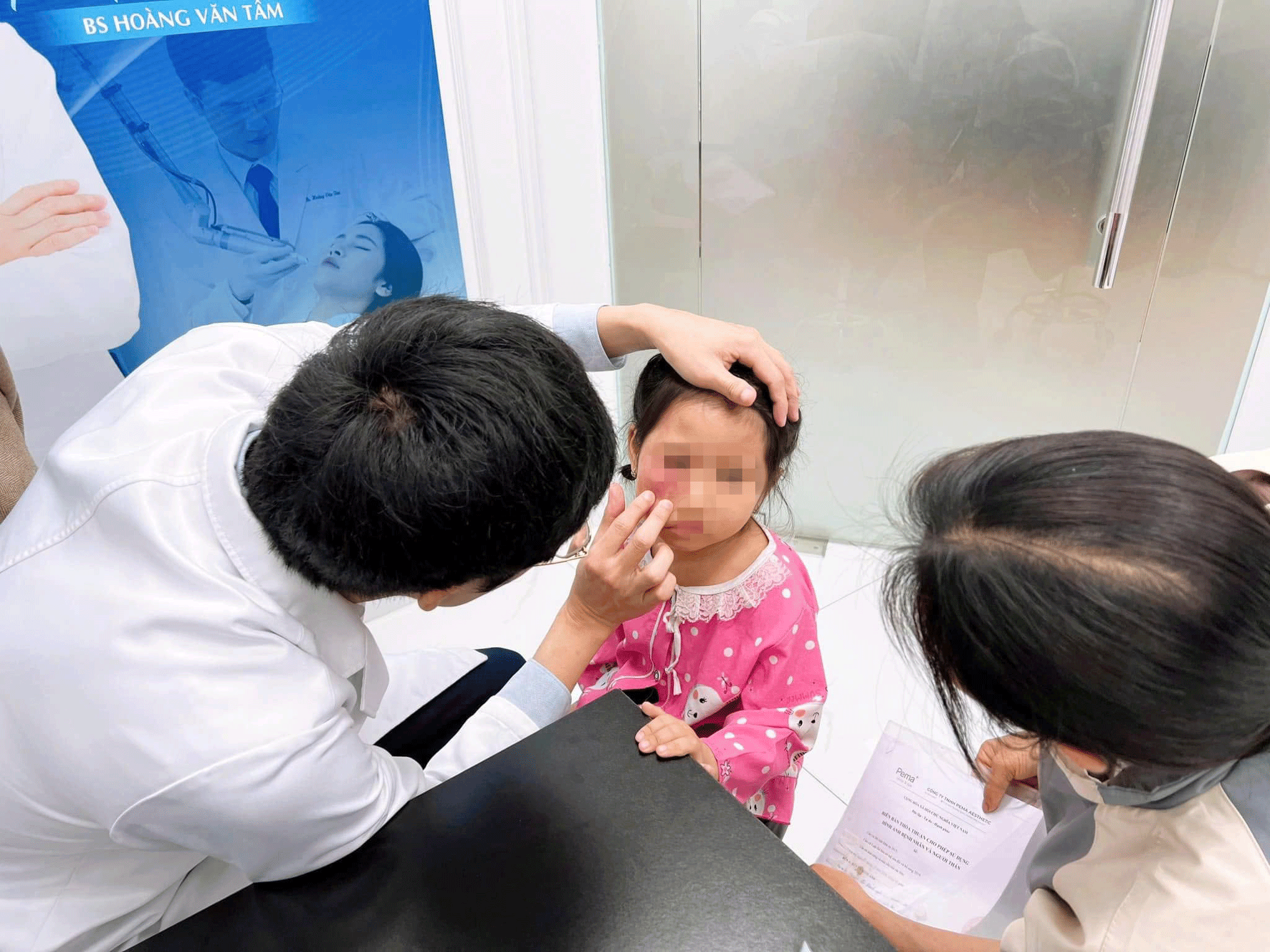 Chuyện cảm động về bác sĩ trẻ "Xóa bớt cho em" - Ảnh 1.