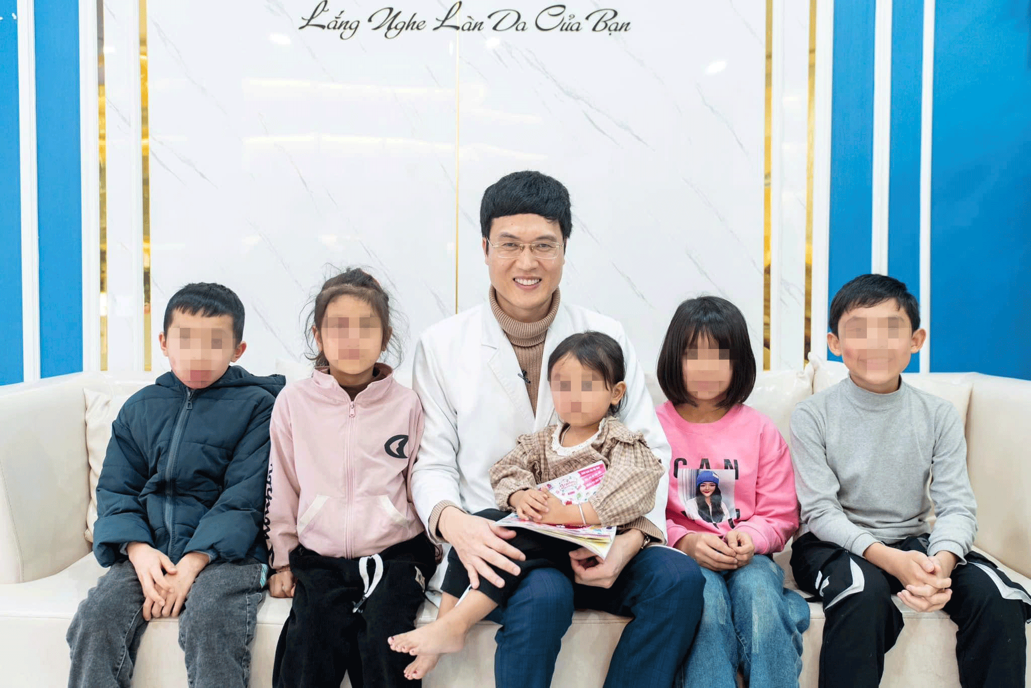 Chuyện cảm động về bác sĩ trẻ "Xóa bớt cho em" - Ảnh 1.