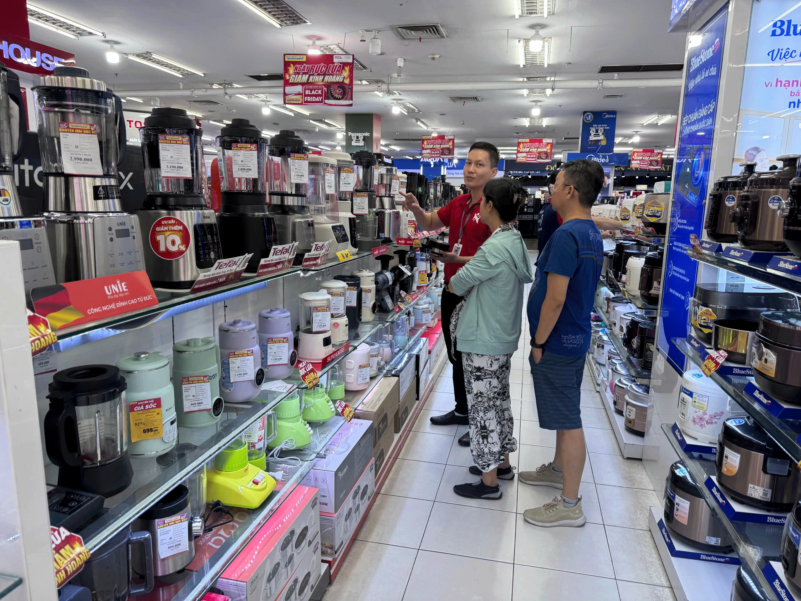 Giải phóng hàng điện máy tồn kho trước Tết - Ảnh 1.