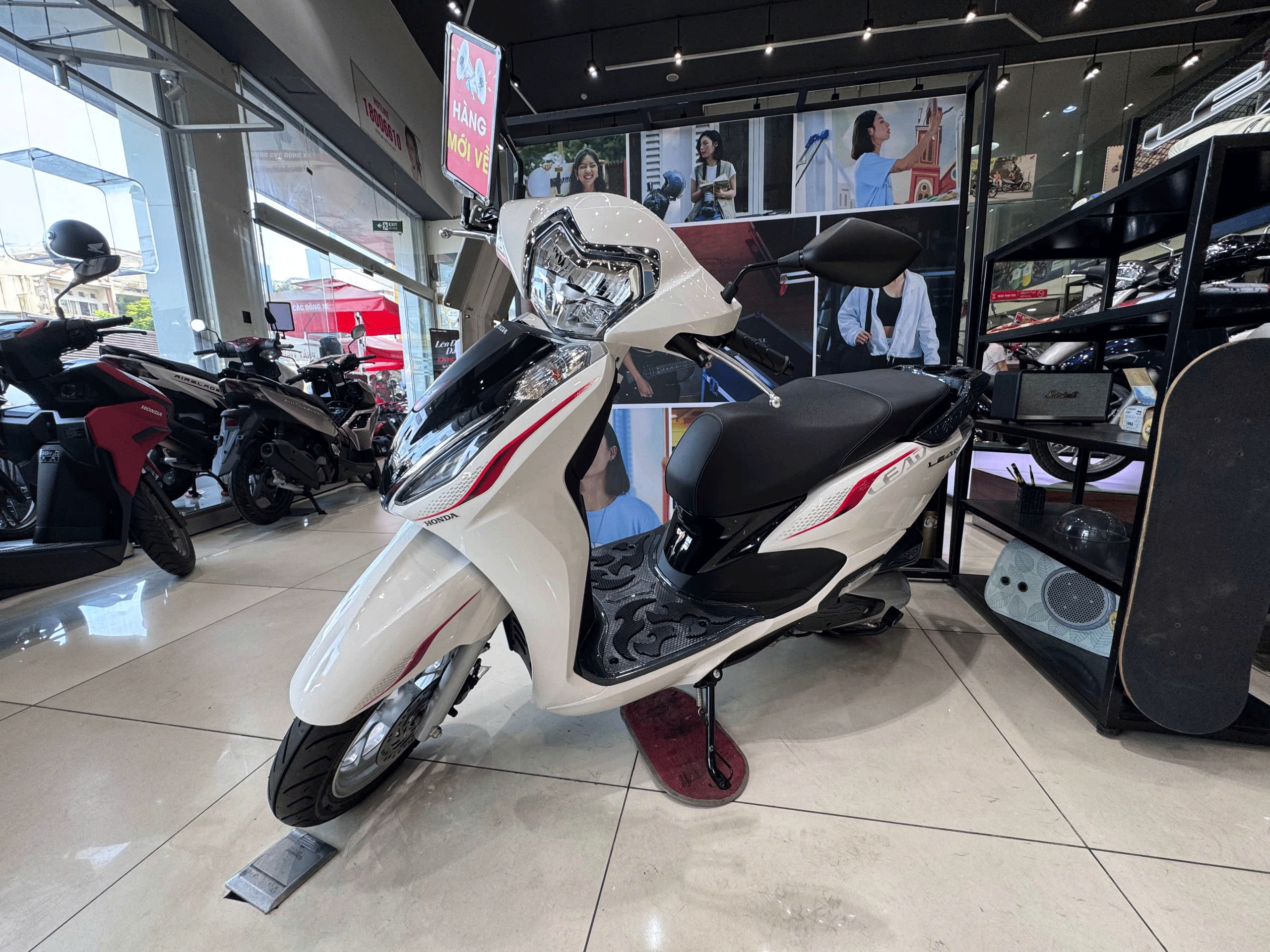 Xe máy Honda bị đẩy giá cao chót vót - Ảnh 1.