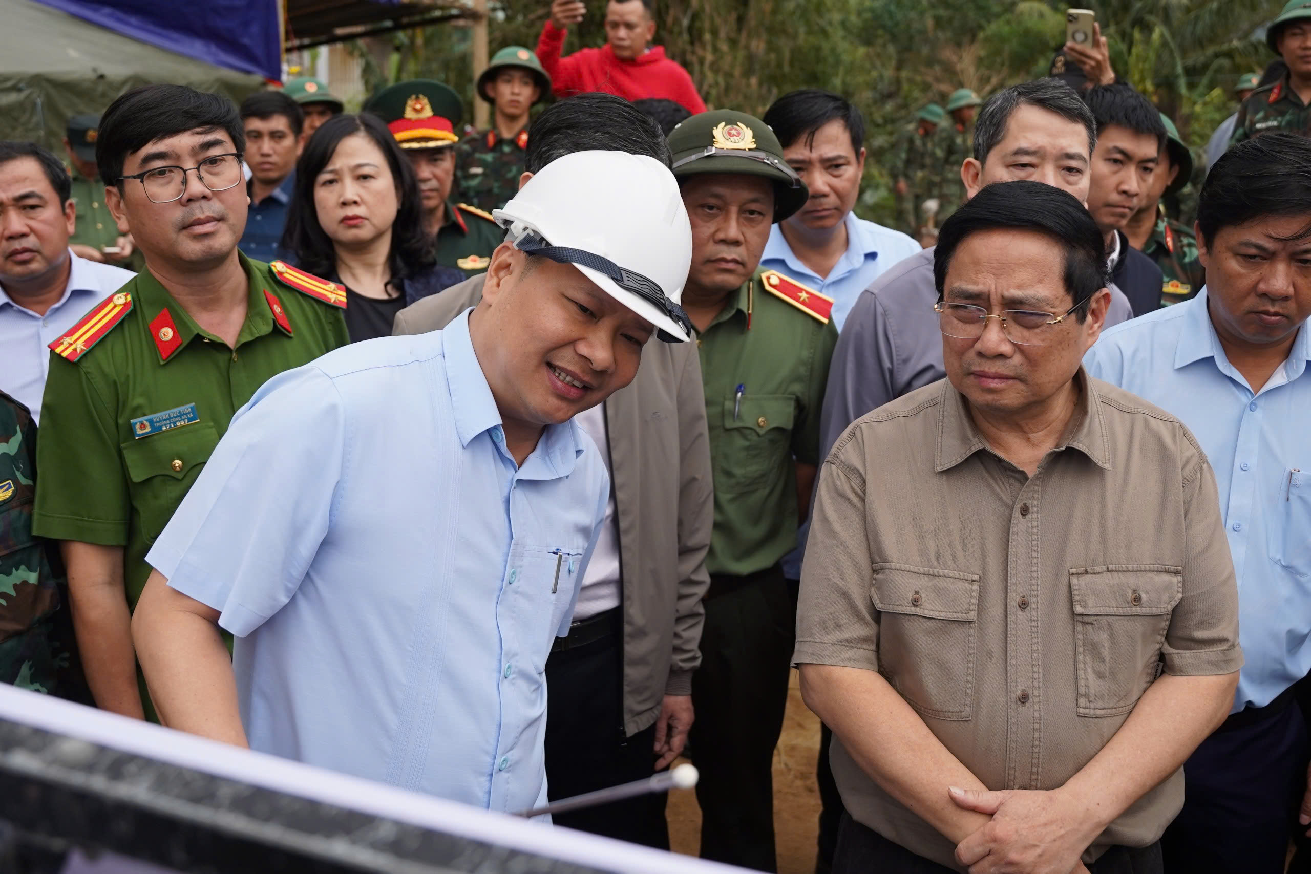 Thủ tướng Chính phủ thăm hỏi, động viên người dân vùng "rốn lũ" Đắk Lắk - Ảnh 4.