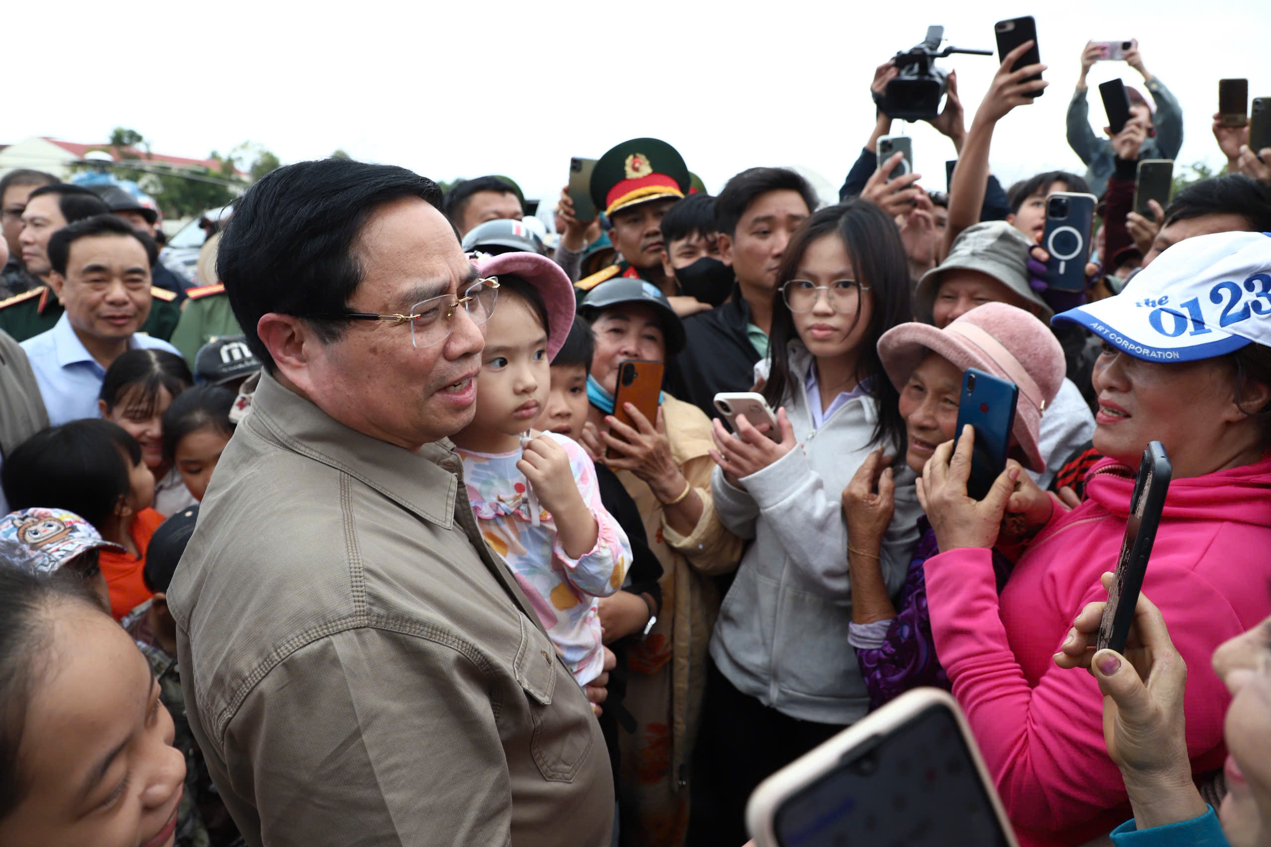 Thủ tướng Chính phủ thăm hỏi, động viên người dân vùng "rốn lũ" Đắk Lắk - Ảnh 2.