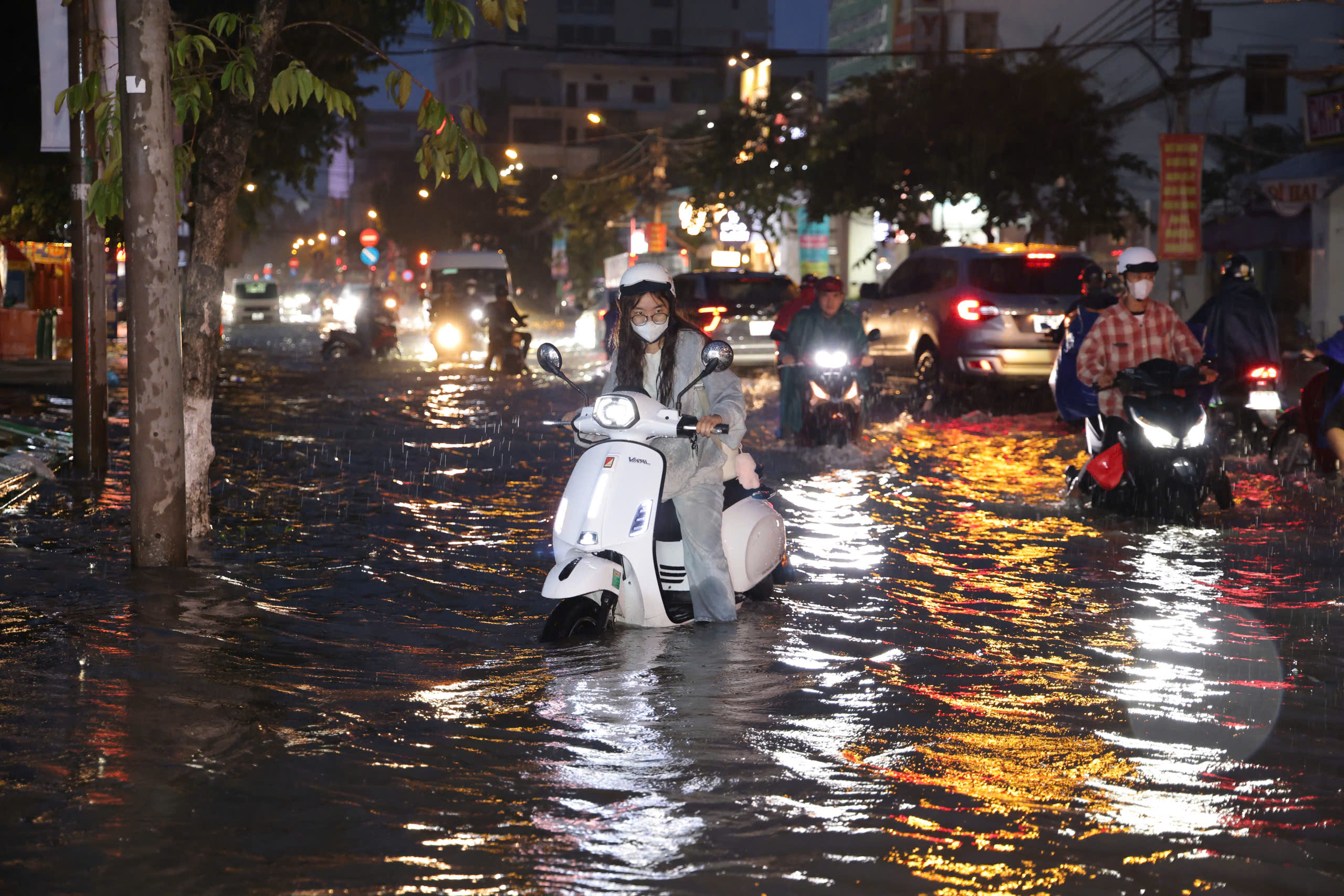 Triều cường tại TP Cần Thơ vượt báo động III , nguy cơ ngập sâu tăng cao - Ảnh 1.