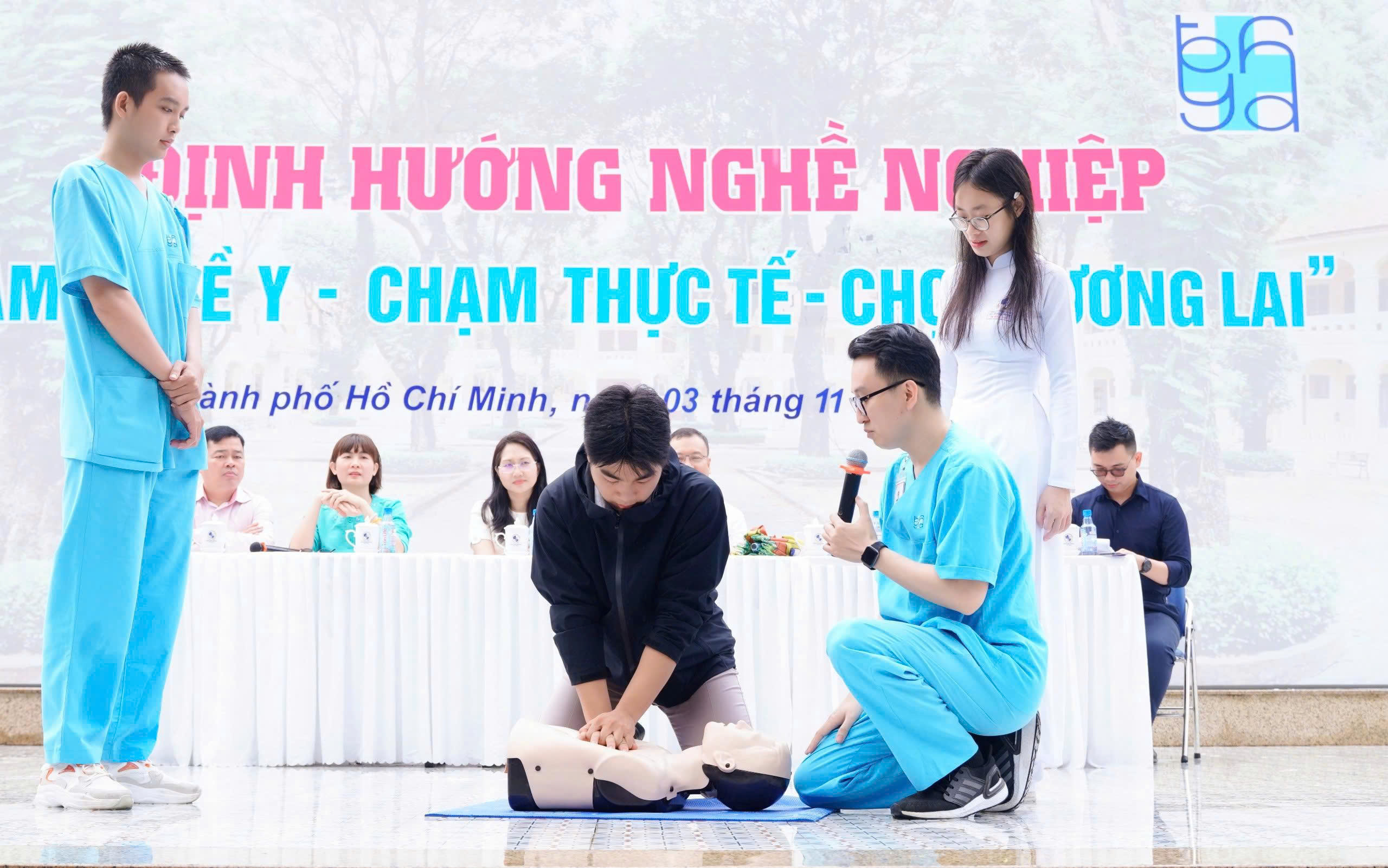 Bác sĩ giúp học sinh định hình rõ về nghề y - Ảnh 1.