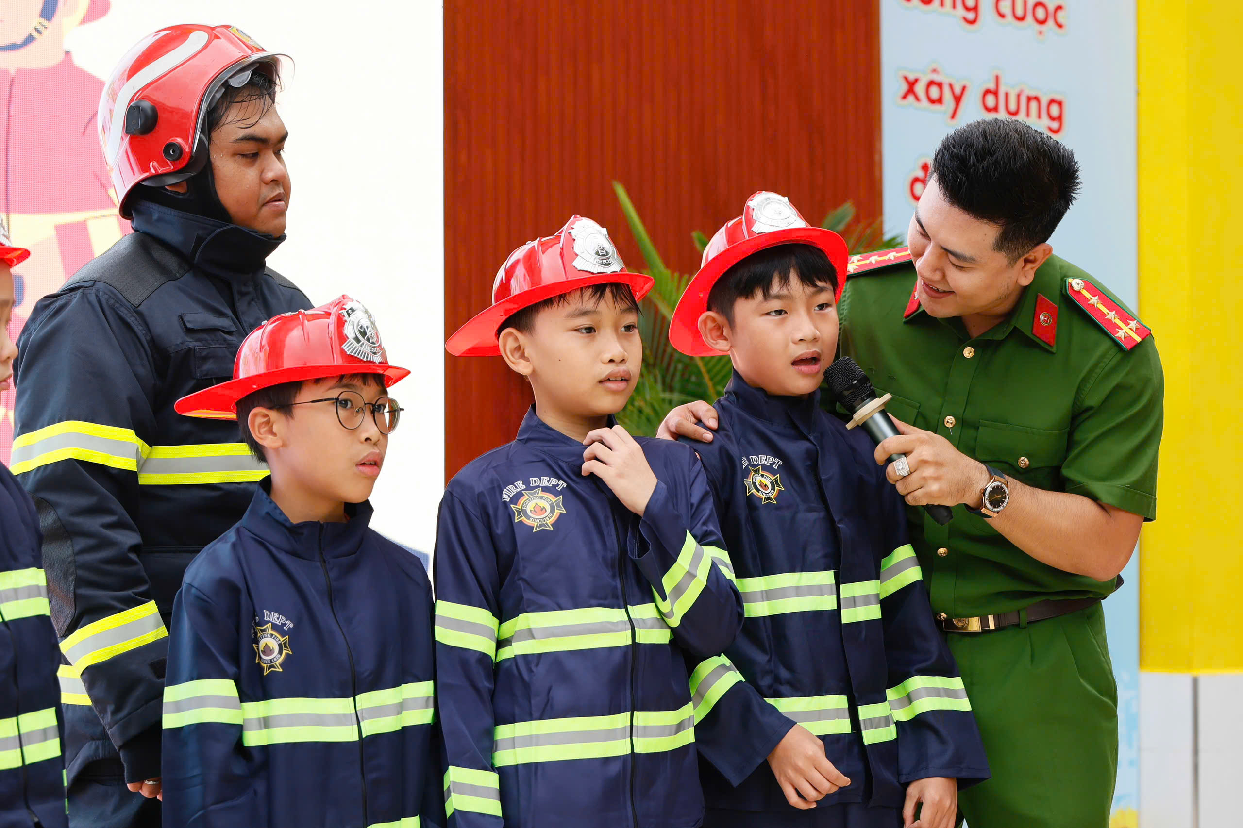 Hình ảnh "lính cứu hỏa nhí" ra trận - Ảnh 4.