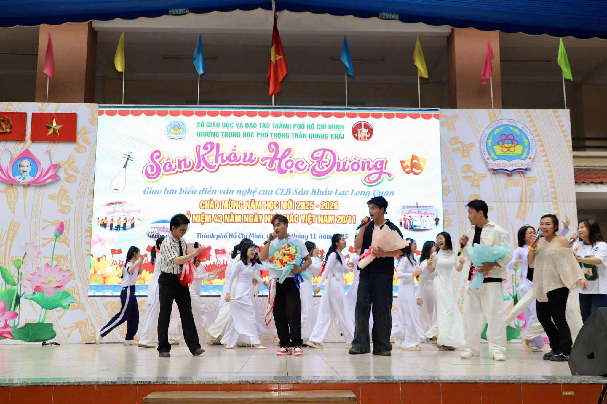 Ca sĩ Phạm Anh Tuấn khuấy động chương trình "Sân khấu học đường" - Ảnh 2.