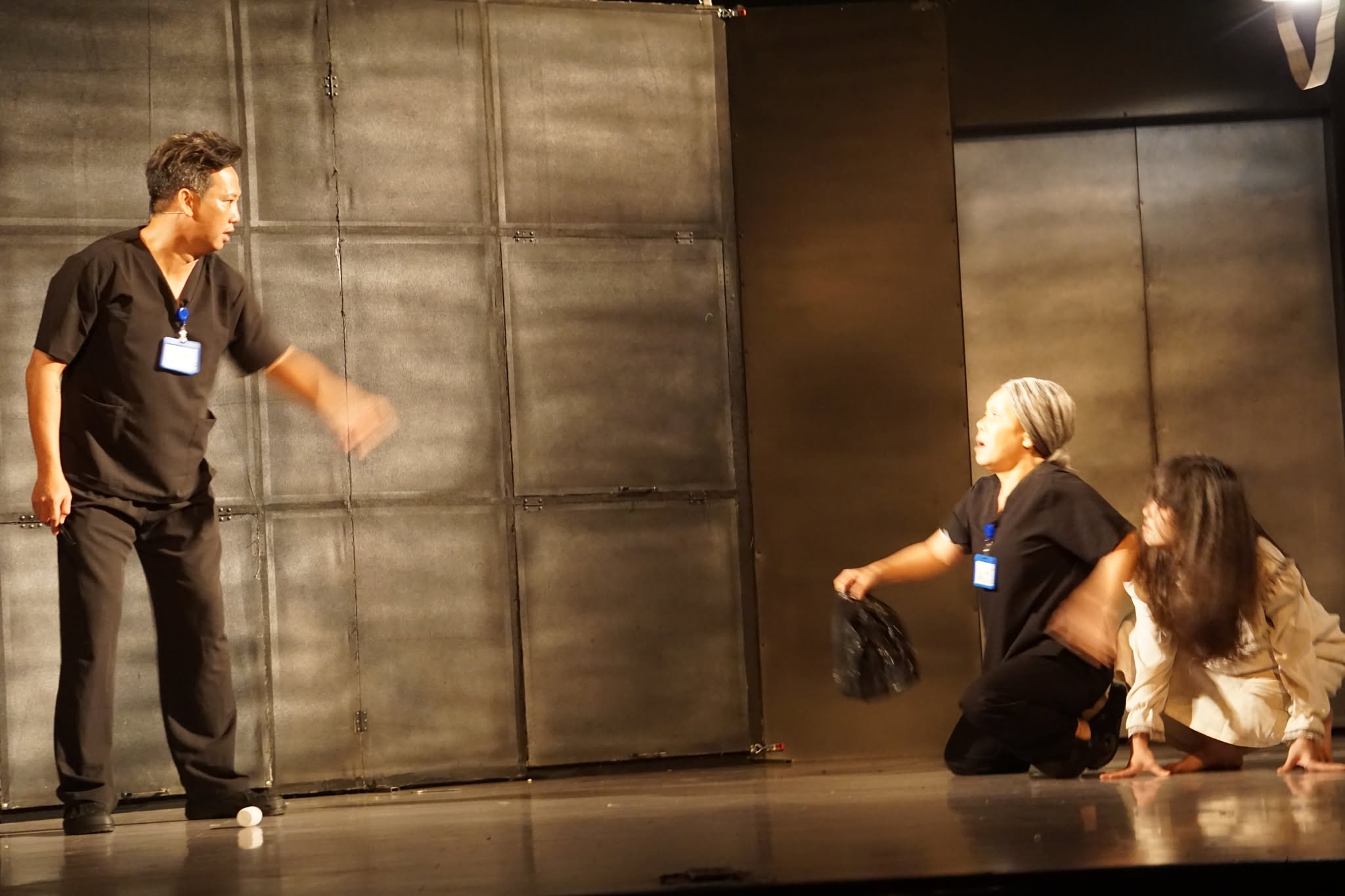 Khóc, cười trong bóng tối "Nhà xác" với Việt Hương, Mai Ka, Võ Minh Khải - Ảnh 3.