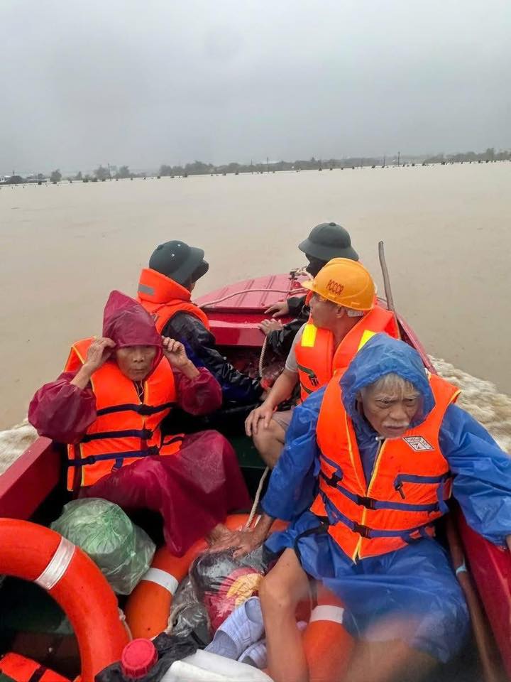 Chủ tịch Đà Nẵng ký chi 210 tỉ hỗ trợ khẩn cho 72 xã phường khắc phục mưa lũ - Ảnh 1.