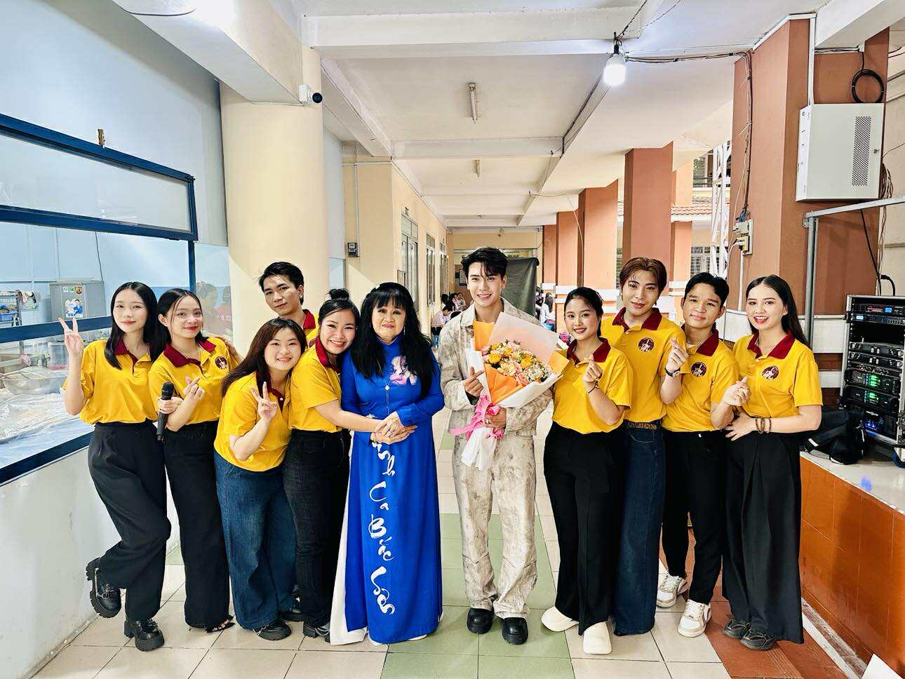 Ca sĩ Phạm Anh Tuấn khuấy động chương trình "Sân khấu học đường" - Ảnh 3.