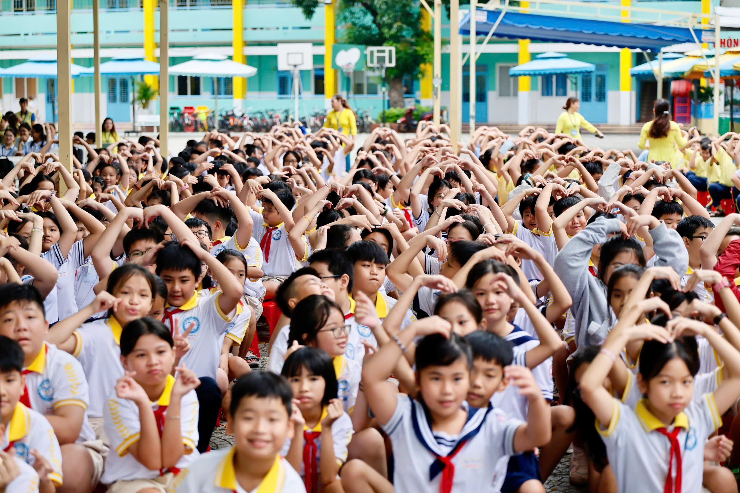 Hình ảnh "lính cứu hỏa nhí" ra trận - Ảnh 7.