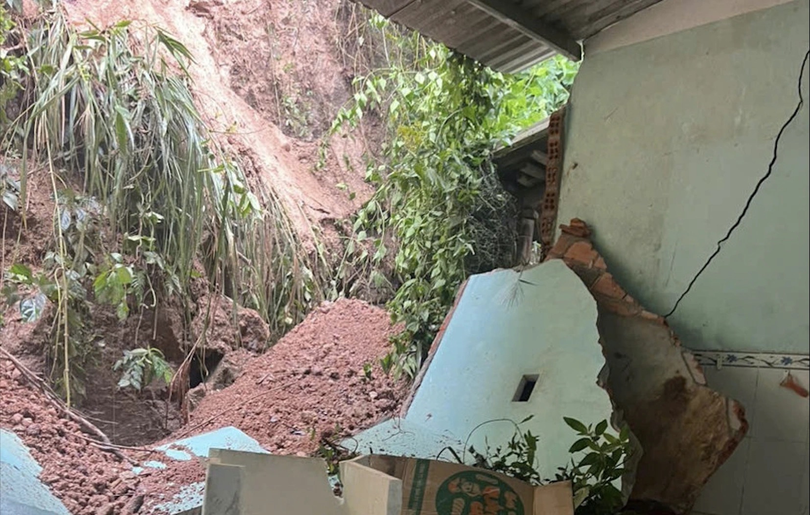 Gia Lai: Sạt lở đất làm sập nhà, 11 người dân được di dời khẩn cấp - Ảnh 1.