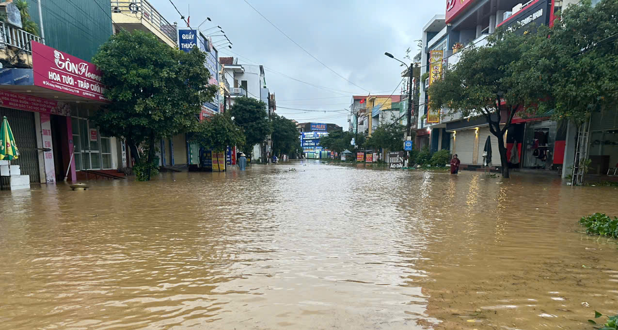 Mưa lớn ở Quảng Trị gây ngập lụt , sạt lở và tê liệt giao thông - Ảnh 2.