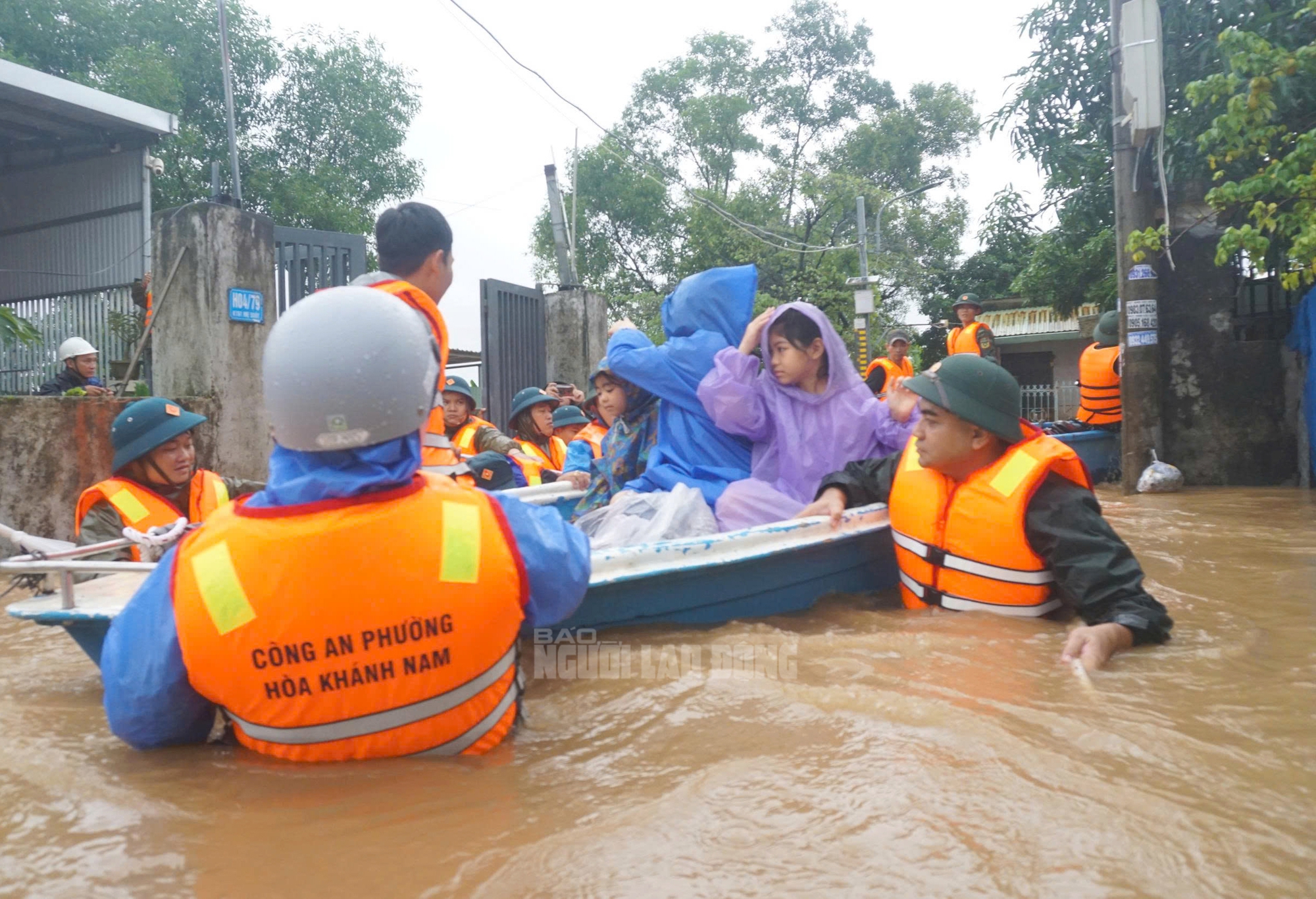 Hàng trăm hộ dân tại Đà Nẵng phải sơ tán khẩn cấp do ngập sâu hơn 1m - Ảnh 1.