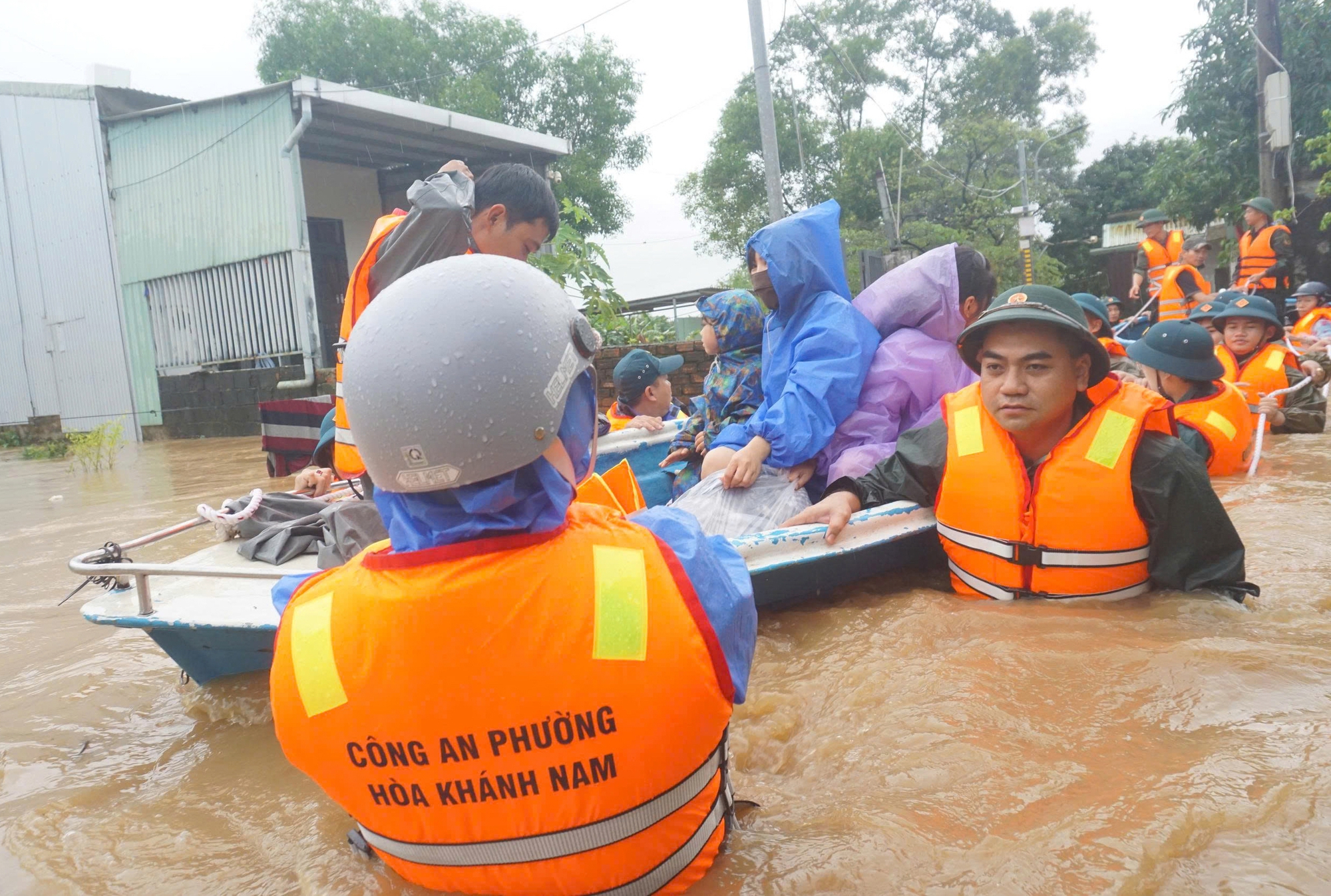 Hàng trăm hộ dân tại Đà Nẵng phải sơ tán khẩn cấp do ngập sâu hơn 1m - Ảnh 2.