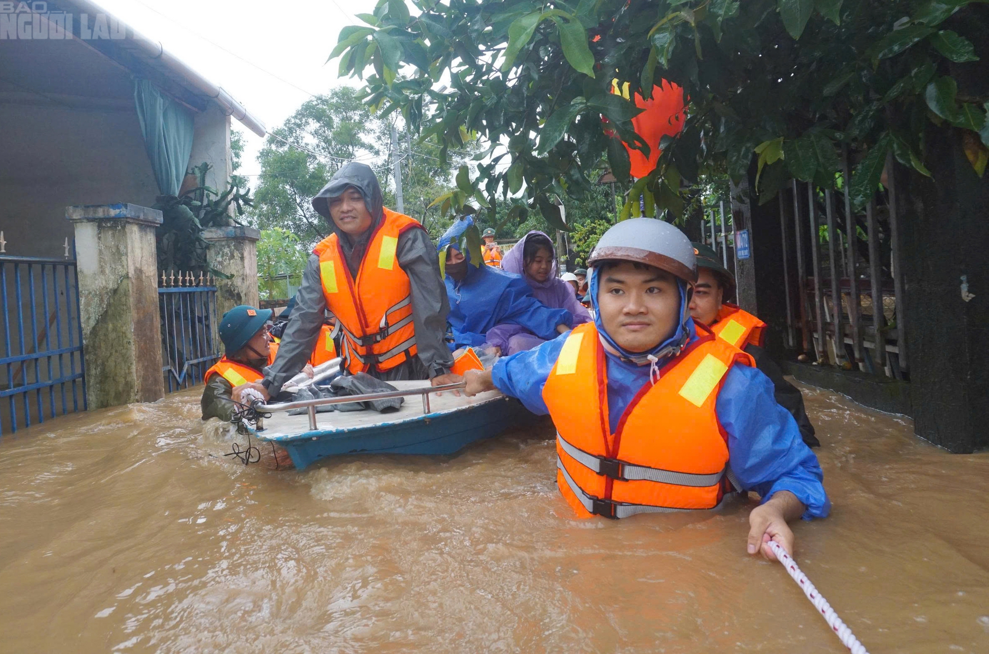 Hàng trăm hộ dân tại Đà Nẵng phải sơ tán khẩn cấp do ngập sâu hơn 1m - Ảnh 4.