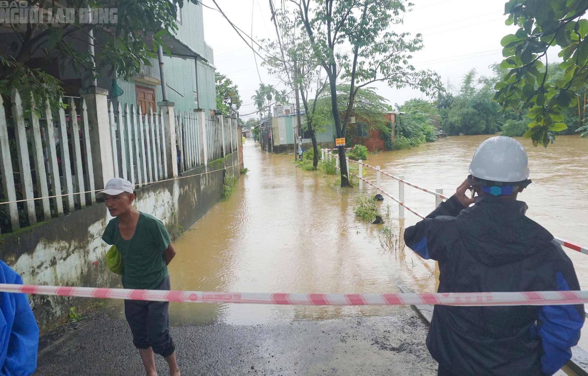 Hàng trăm hộ dân tại Đà Nẵng phải sơ tán khẩn cấp do ngập sâu hơn 1m - Ảnh 5.