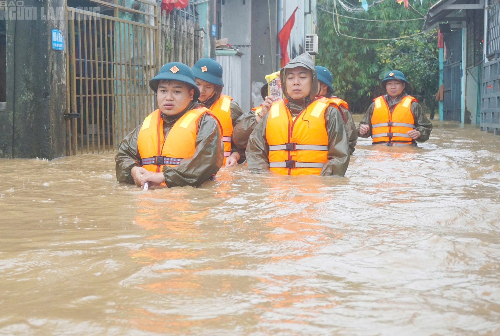 Hàng trăm hộ dân tại Đà Nẵng phải sơ tán khẩn cấp do ngập sâu hơn 1m - Ảnh 7.