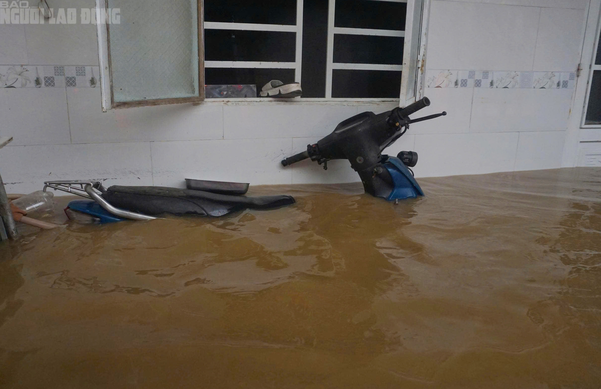 Hàng trăm hộ dân tại Đà Nẵng phải sơ tán khẩn cấp do ngập sâu hơn 1m - Ảnh 9.