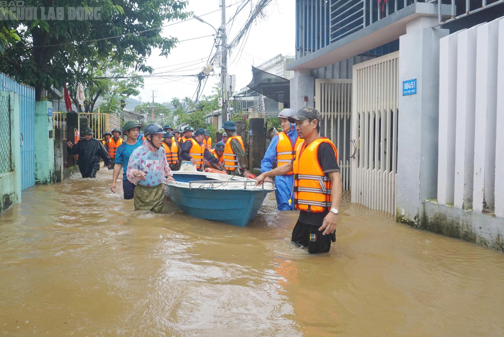 Hàng trăm hộ dân tại Đà Nẵng phải sơ tán khẩn cấp do ngập sâu hơn 1m - Ảnh 10.