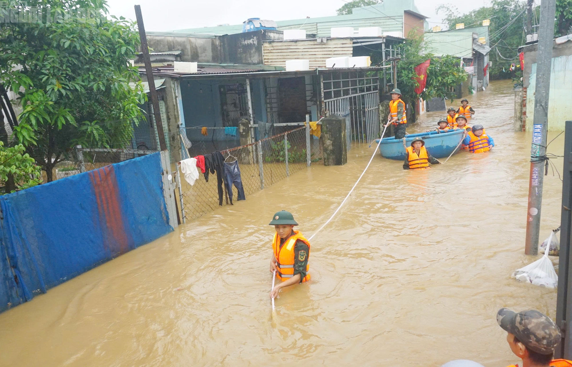 Hàng trăm hộ dân tại Đà Nẵng phải sơ tán khẩn cấp do ngập sâu hơn 1m - Ảnh 11.