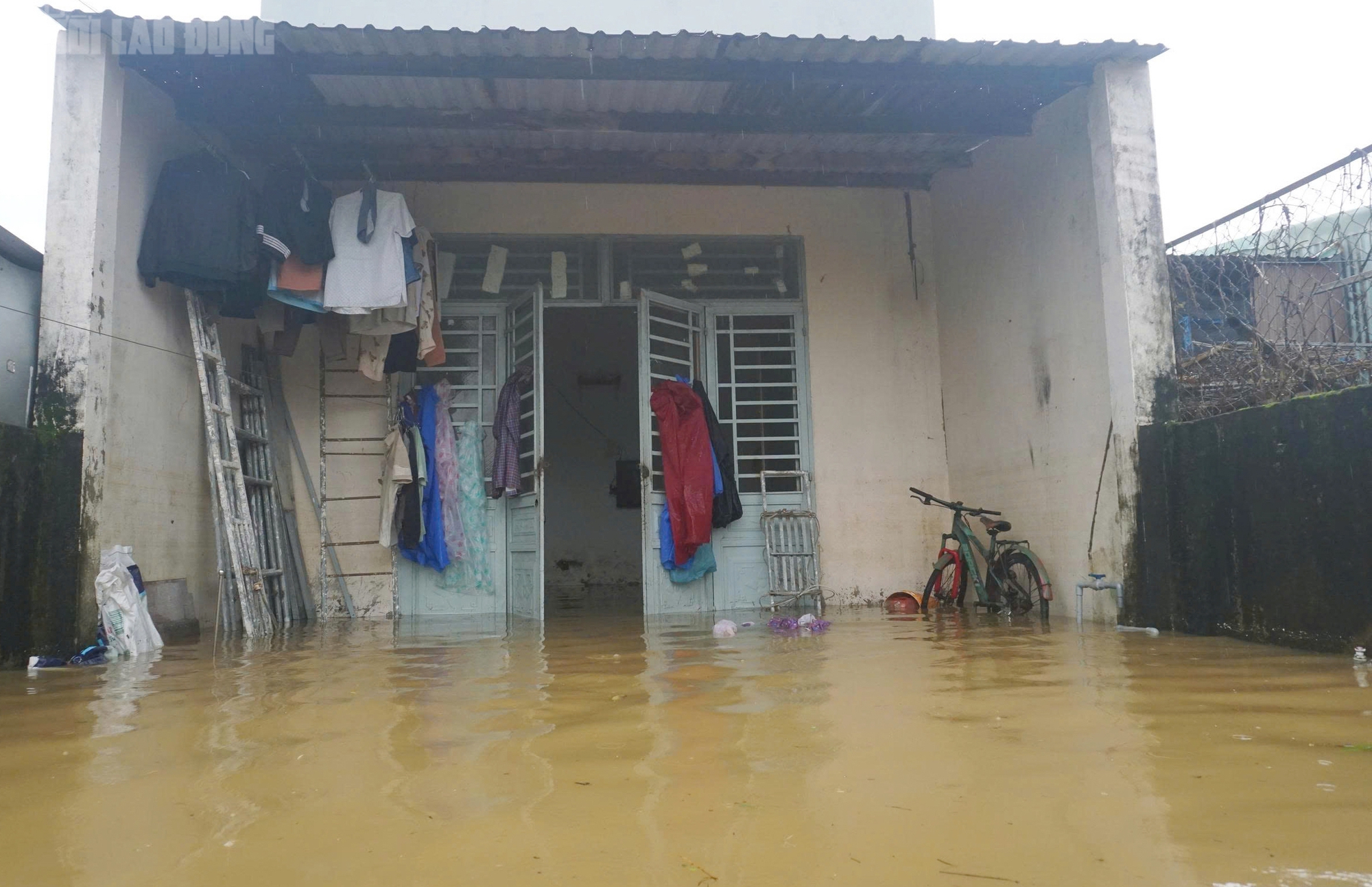 Hàng trăm hộ dân tại Đà Nẵng phải sơ tán khẩn cấp do ngập sâu hơn 1m - Ảnh 12.