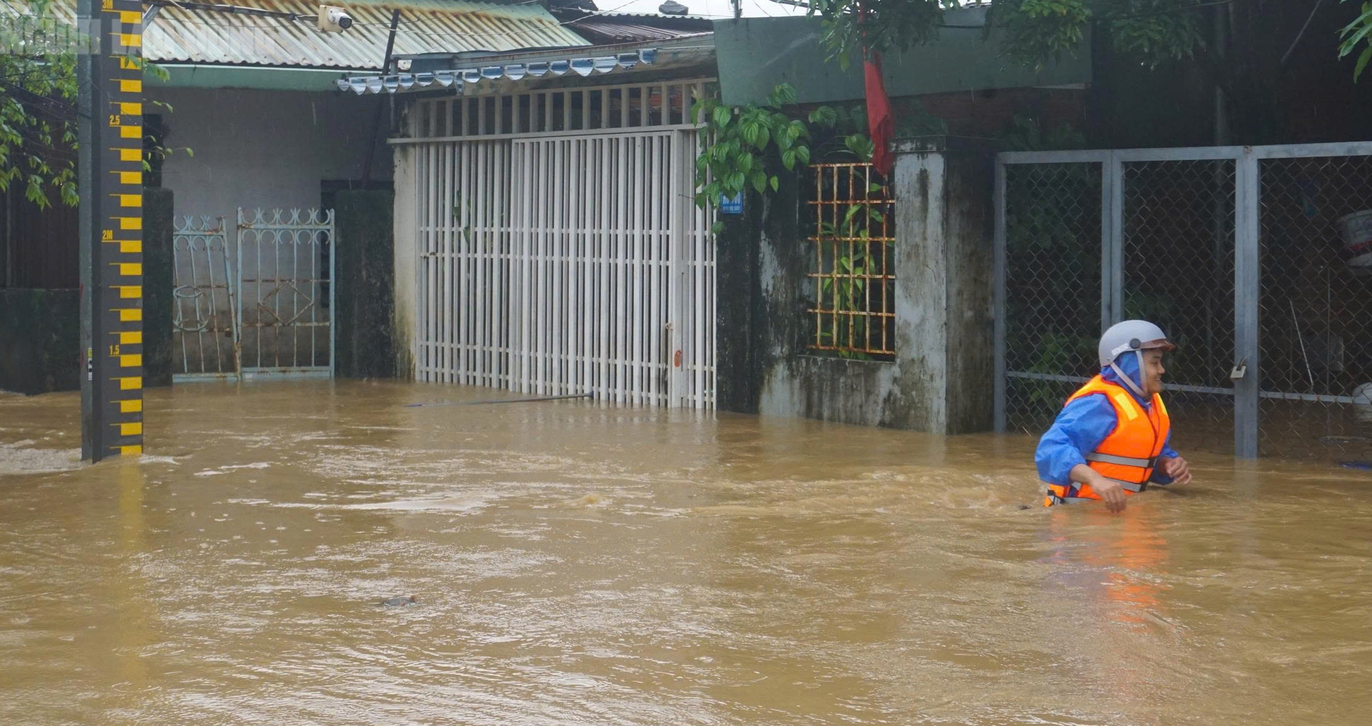 Hàng trăm hộ dân tại Đà Nẵng phải sơ tán khẩn cấp do ngập sâu hơn 1m - Ảnh 13.