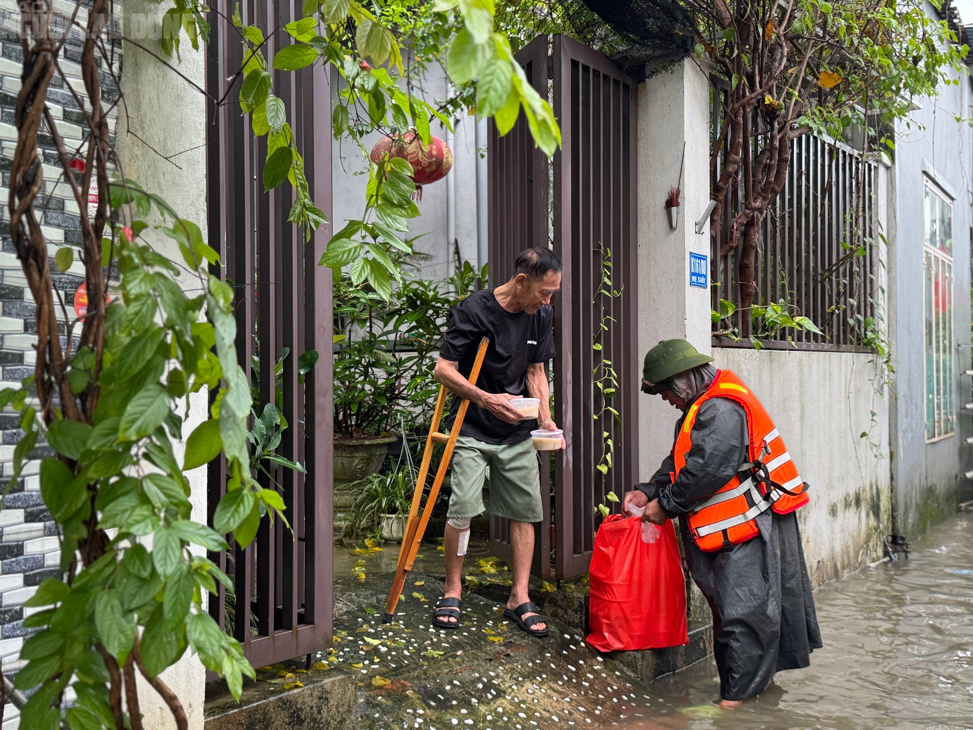 Hàng trăm hộ dân tại Đà Nẵng phải sơ tán khẩn cấp do ngập sâu hơn 1m - Ảnh 15.