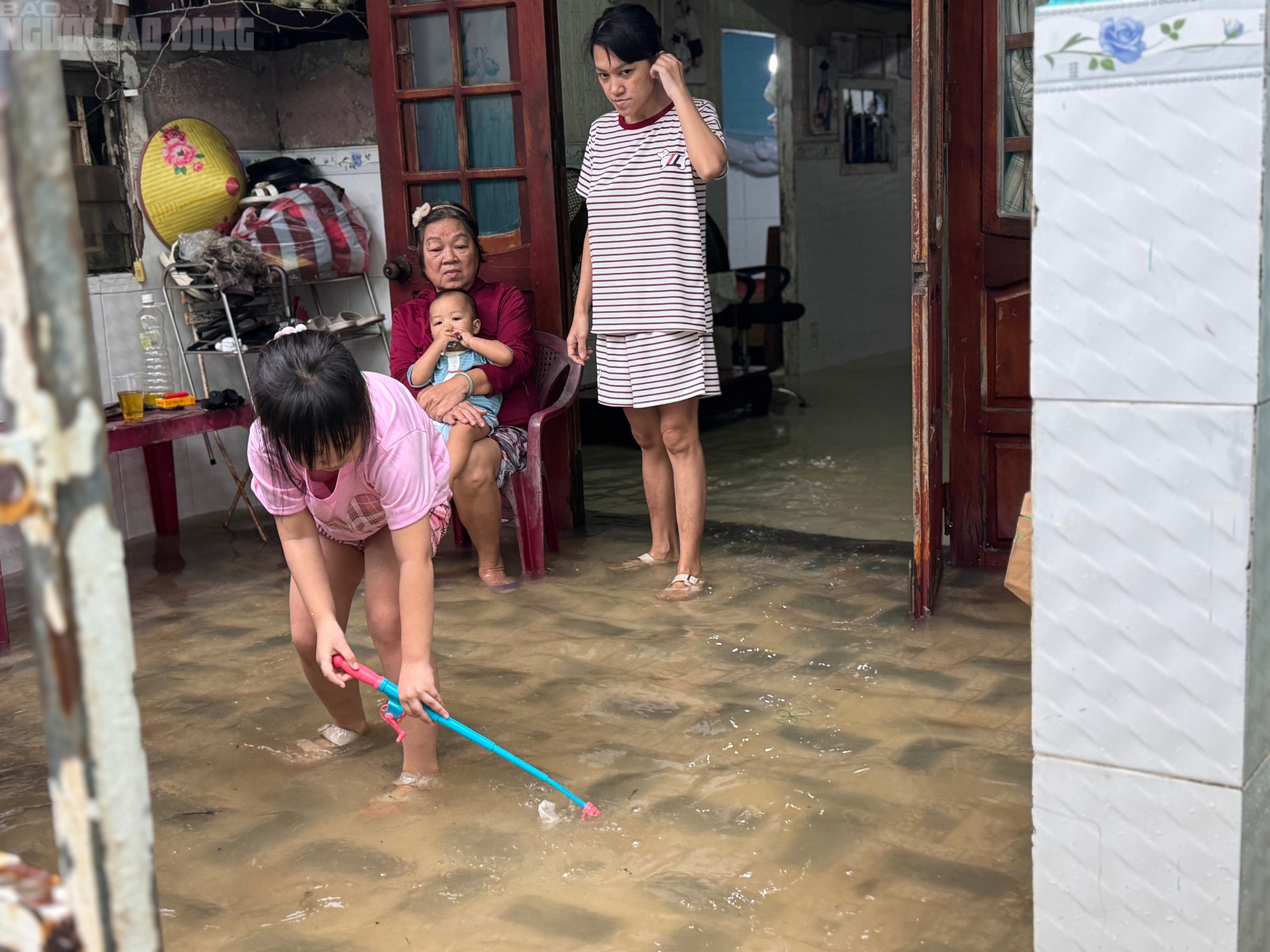 Hàng trăm hộ dân tại Đà Nẵng phải sơ tán khẩn cấp do ngập sâu hơn 1m - Ảnh 16.