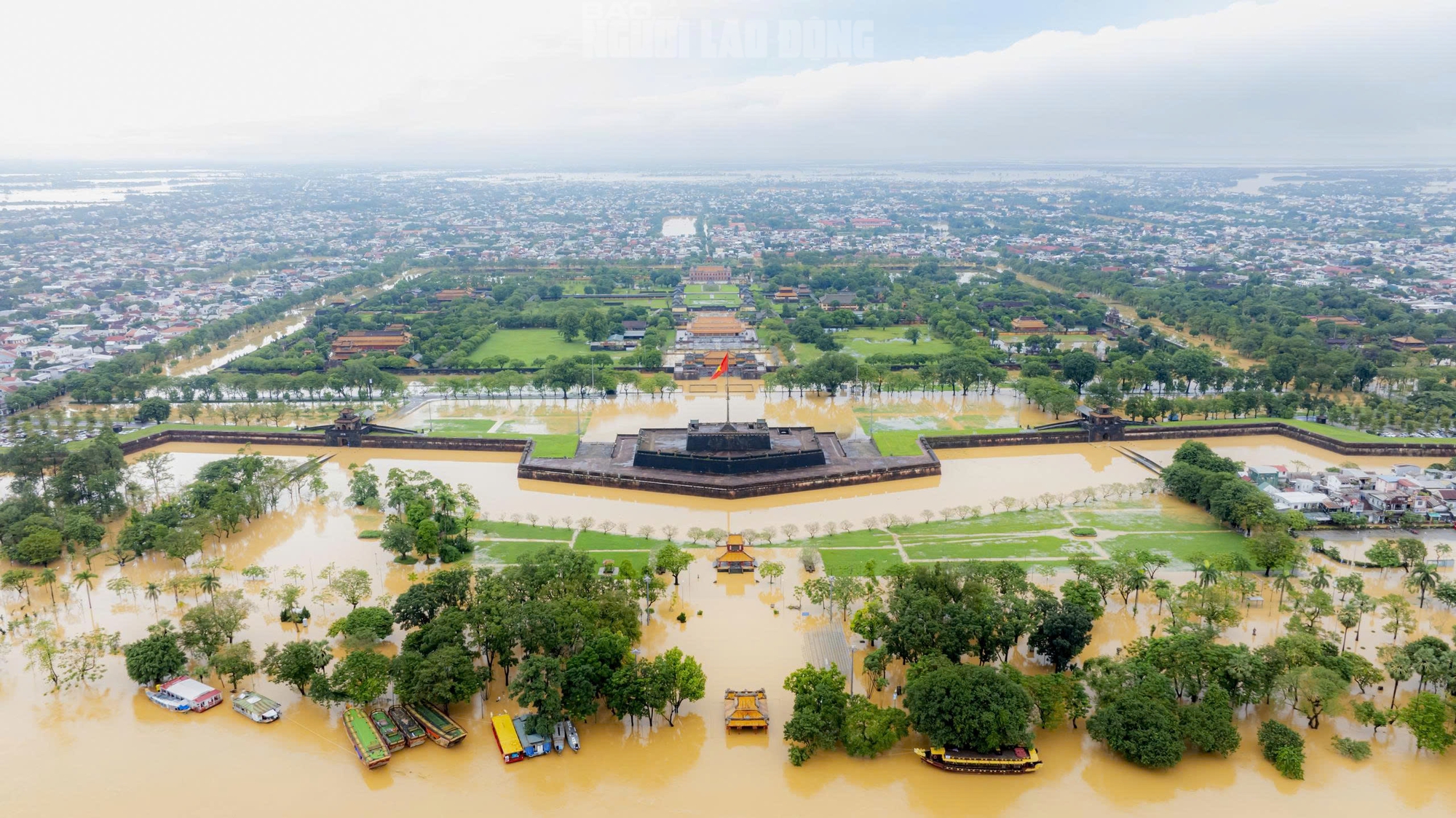Không ảnh di tích Đại nội Huế trong ngày lũ "tập 3" - Ảnh 1.